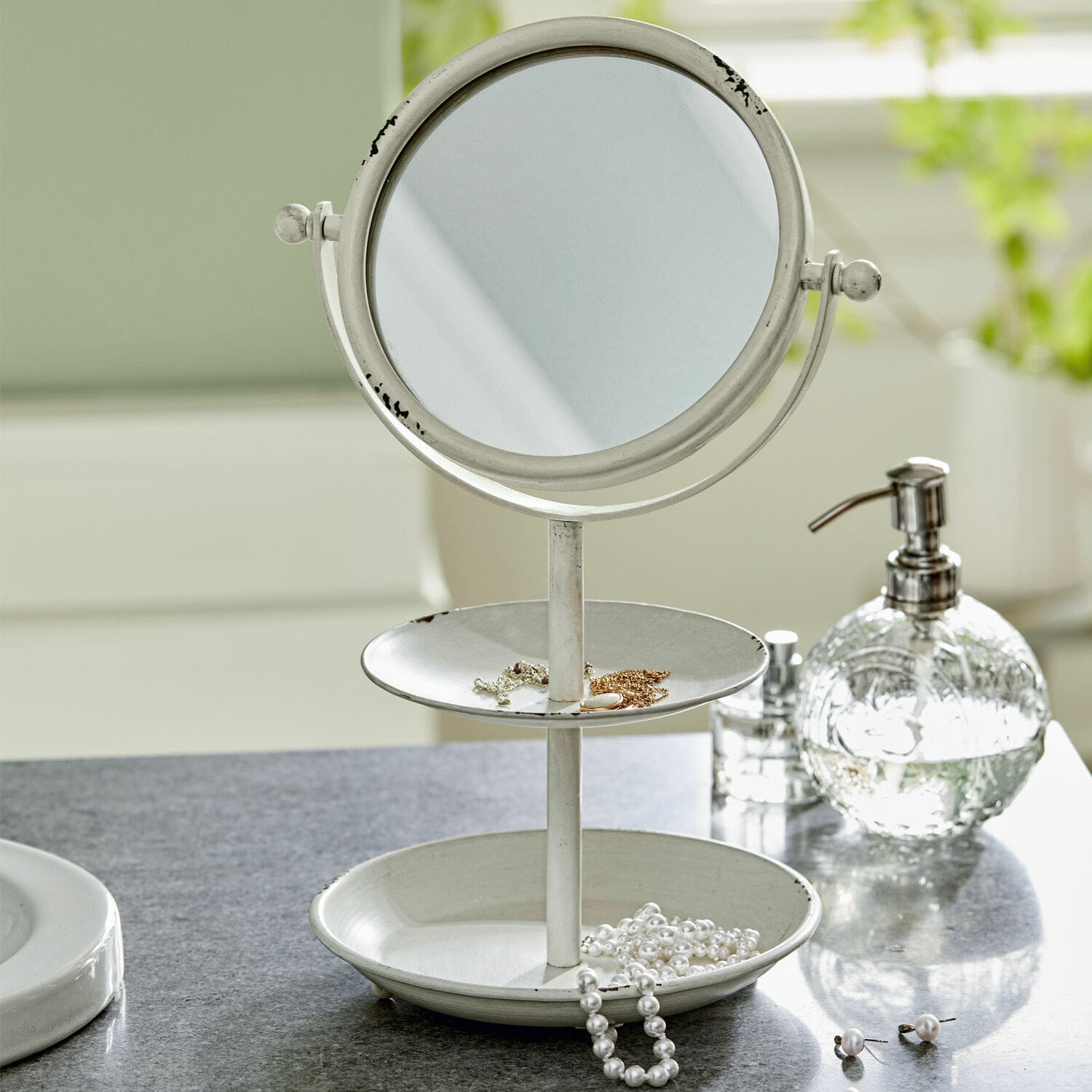 Cosmeticaspiegel Elsa Wit metalen staande spiegel met twee schalen voor sieraden, ideaal voor badkamer of kaptafel