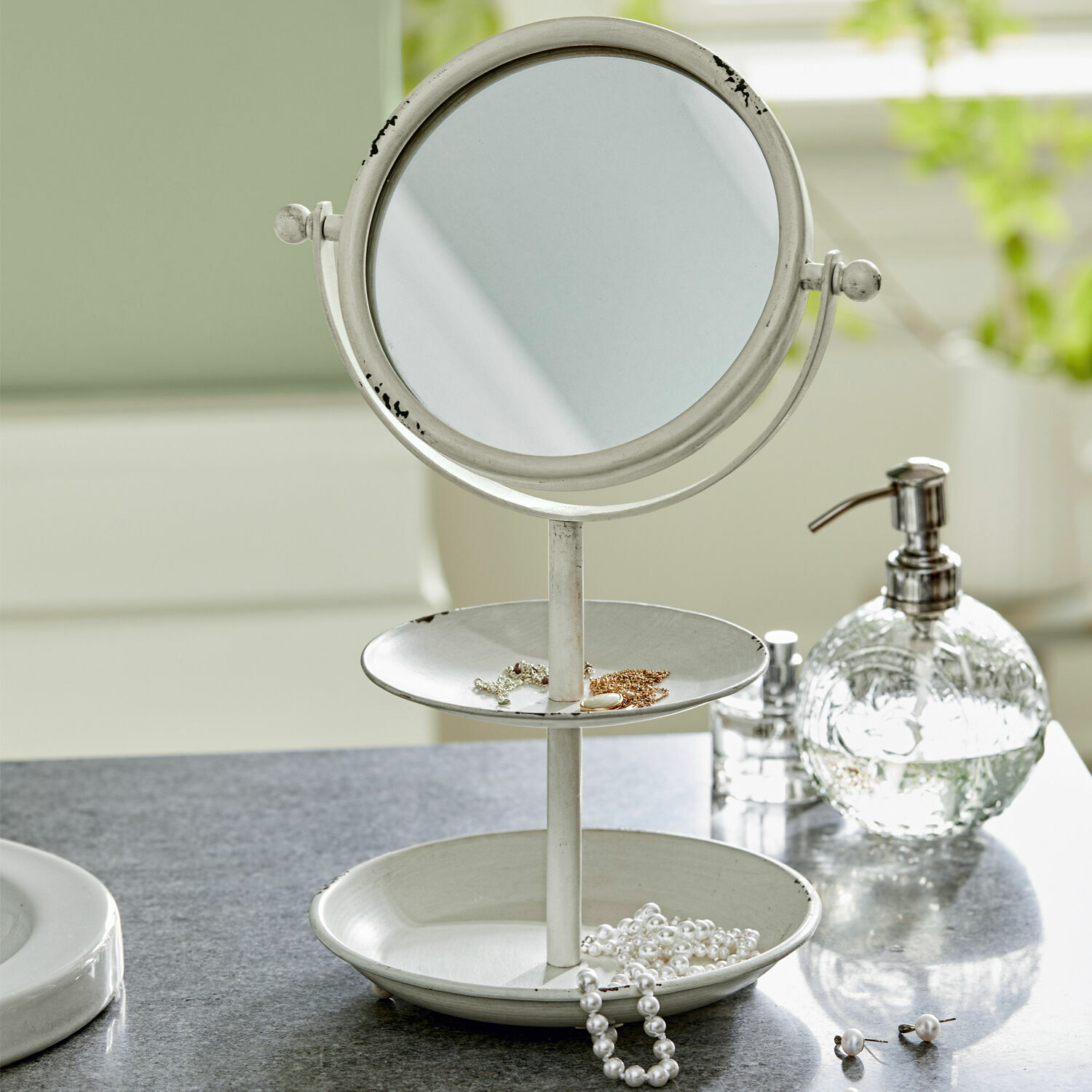 Miroir de maquillage Elsa Miroir sur pied en métal blanc avec deux plateaux pour bijoux, parfait pour salle de bain ou coiffeuse