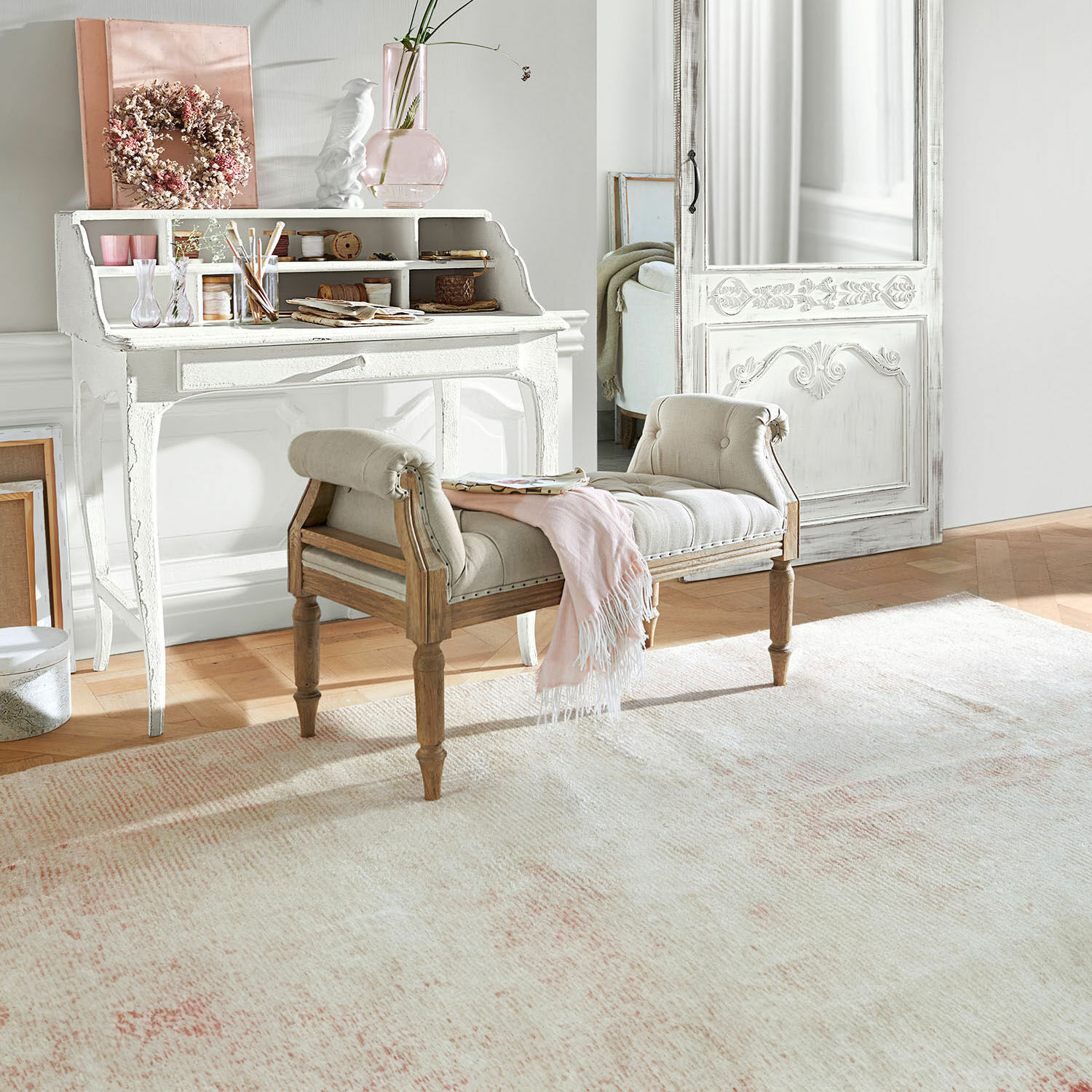 Bankje Griveta Gestoffeerde bank van licht hout en beige stof in lichte kamer met lichte vloerkleed