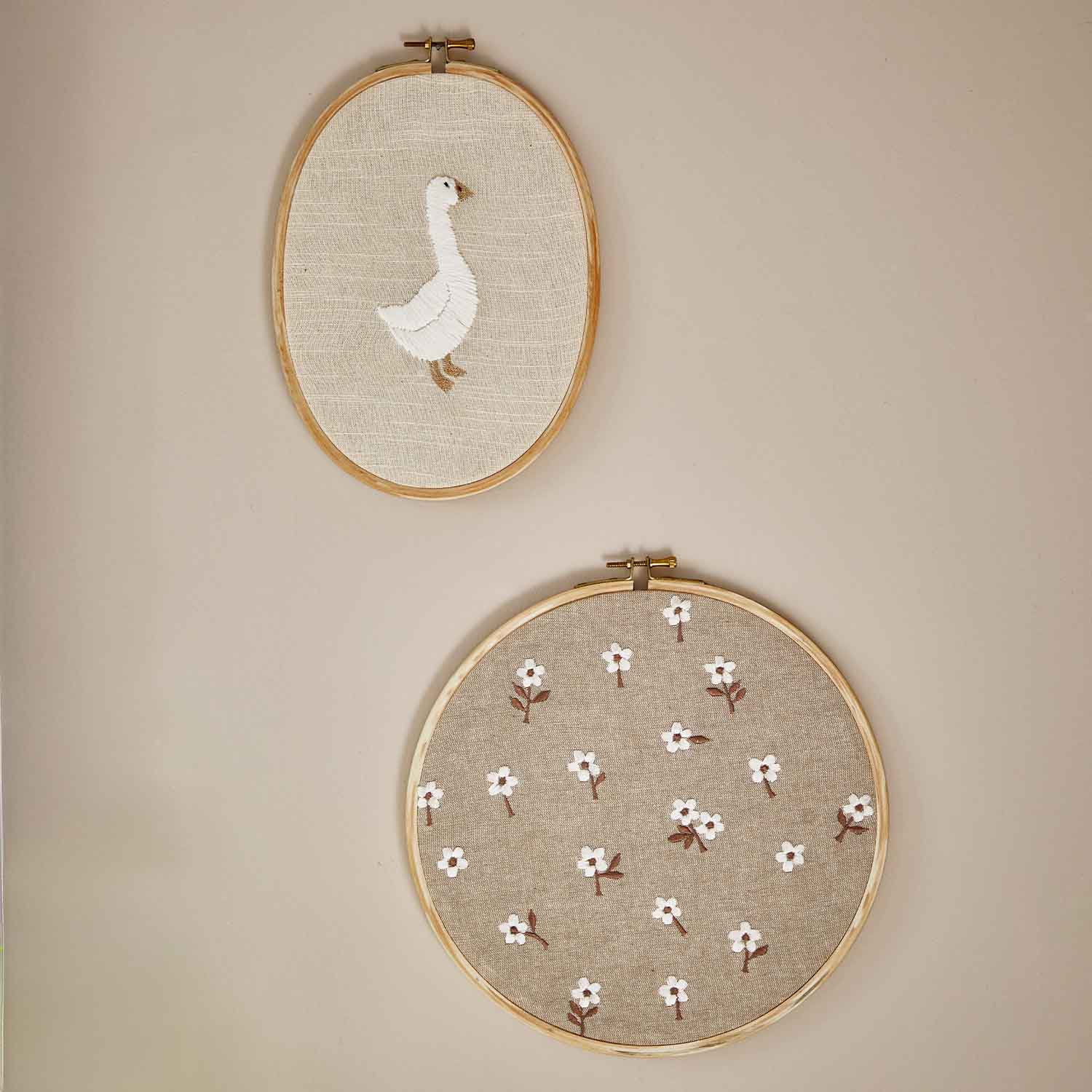 Twee geborduurde borduurringen van natuurlijk linnen met witte gans en bloemen, wanddecoratie