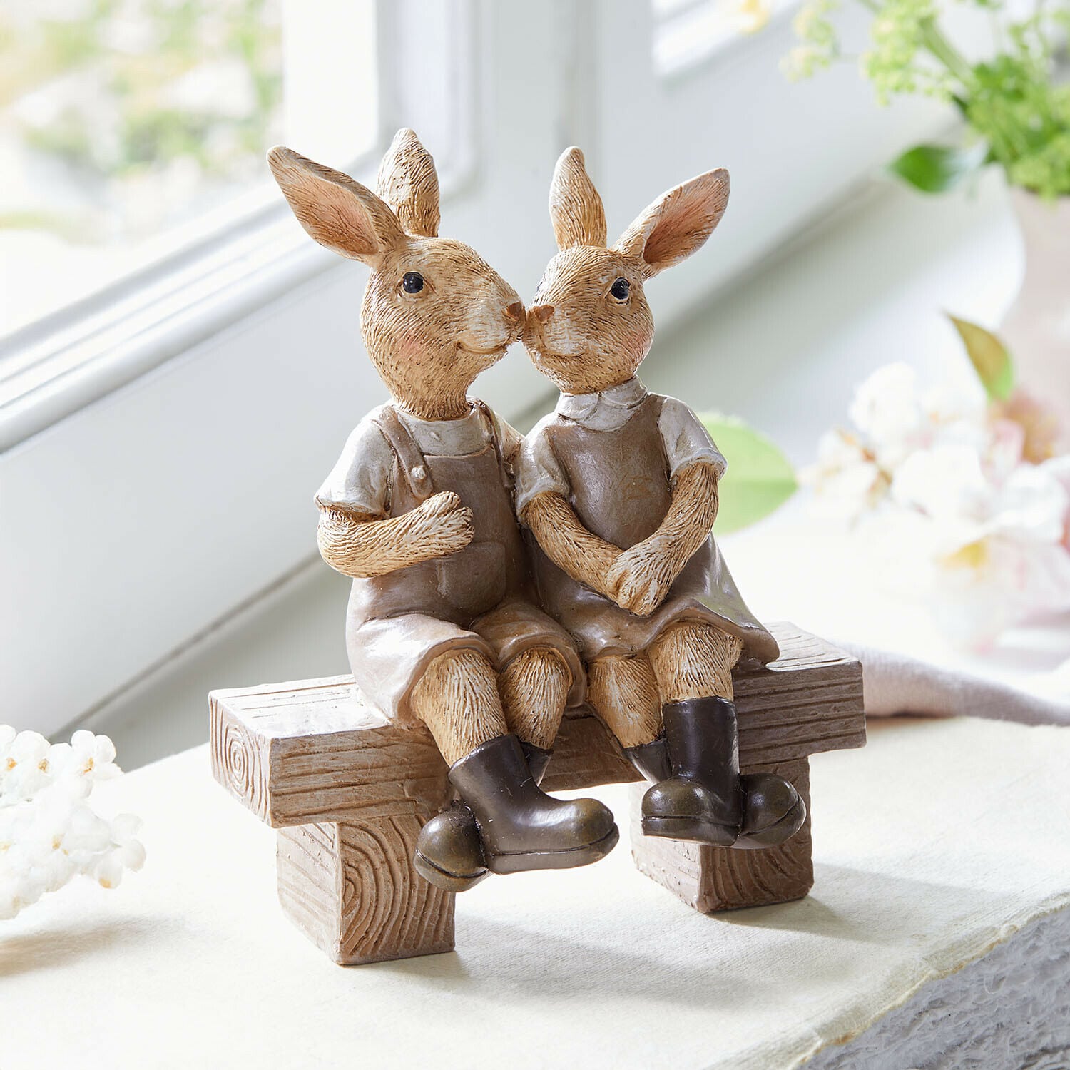 Lapins Faylin Figurines de deux lapins en résine vêtus de marron assis sur un banc en bois décoratif