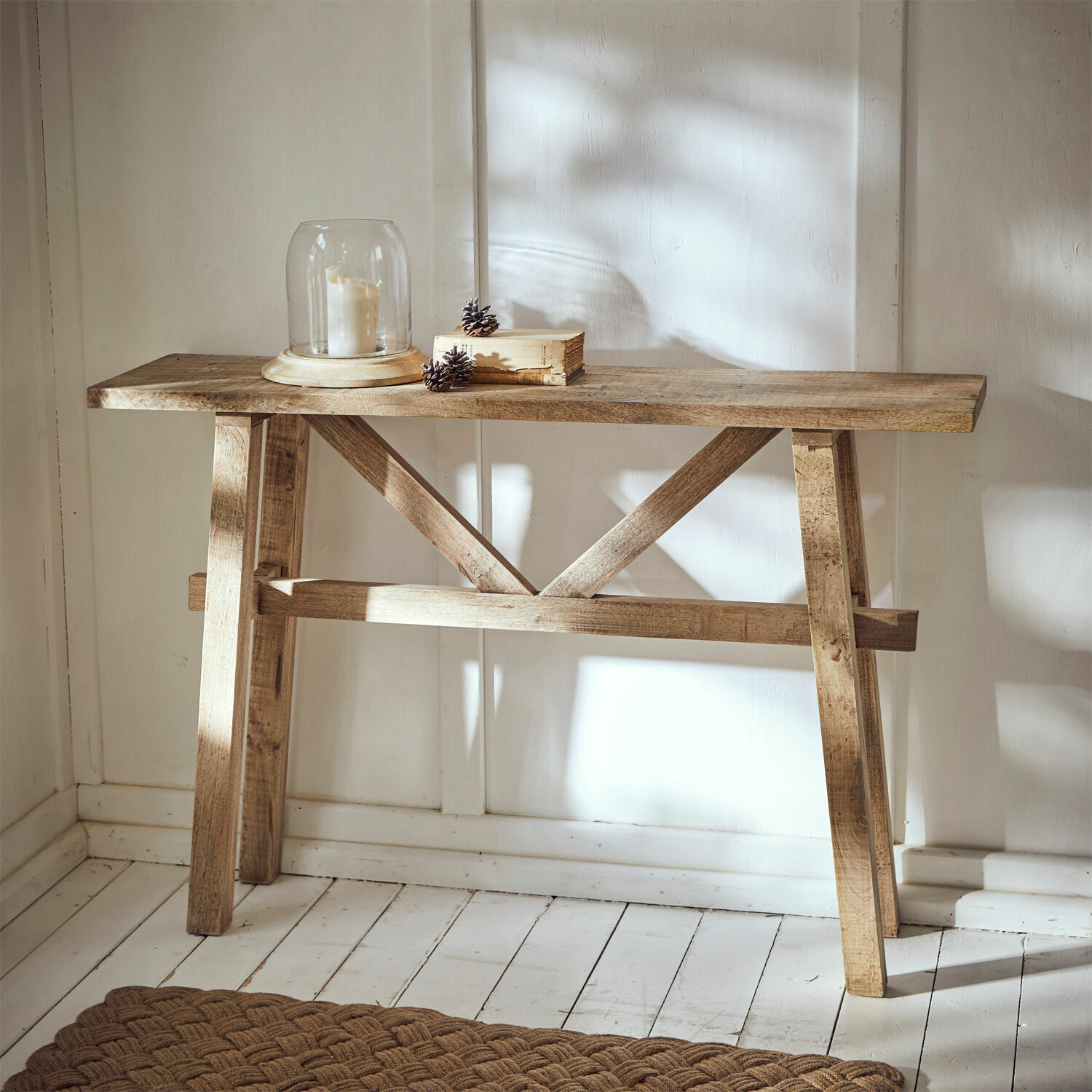 Sidetable Nael Houten sidetable in natuurlijke kleur met kaars onder glazen stolp en boek op witte houten vloer