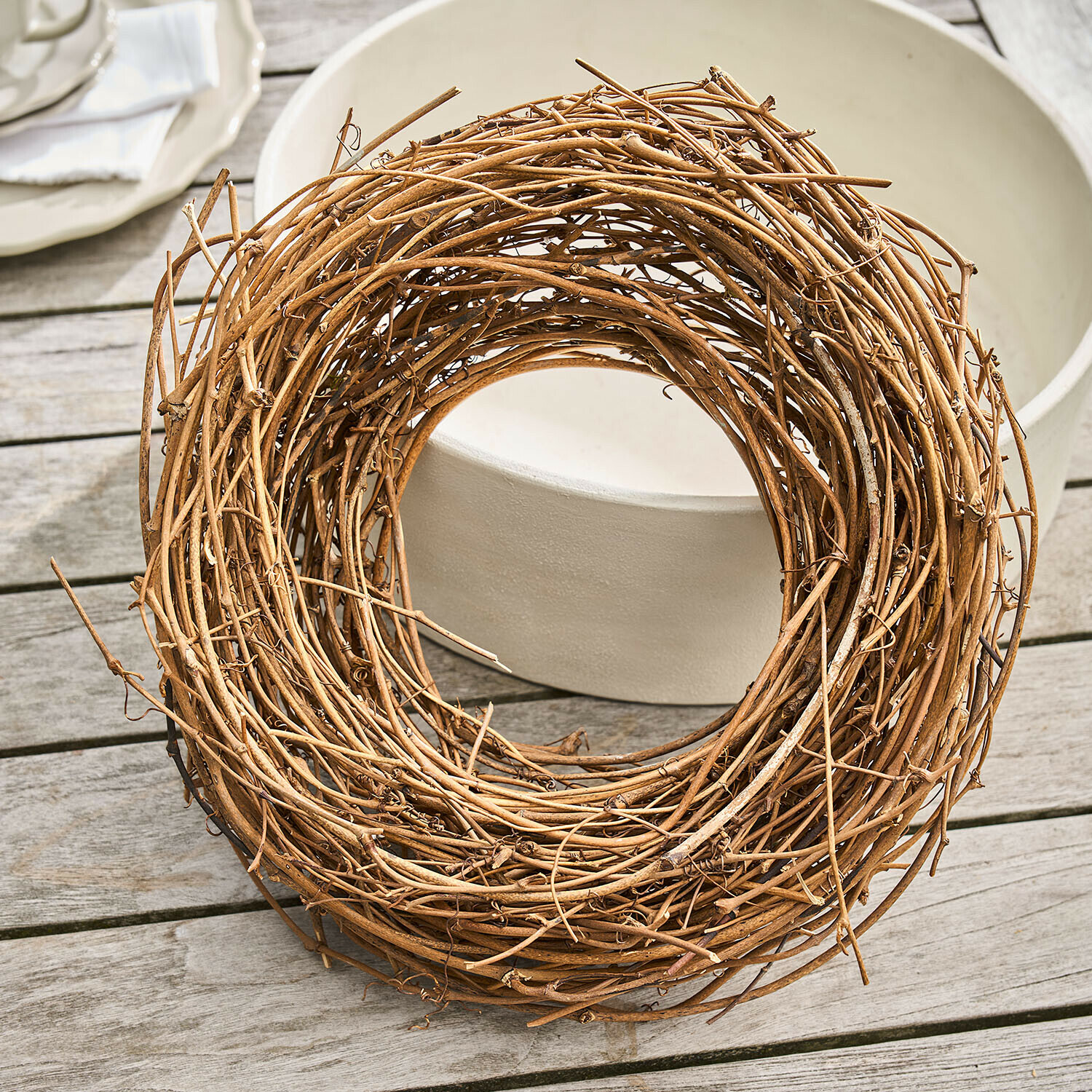 Krans Islene Natuurlijke krans van bruine takken op houten tafel voor interieurdecoratie