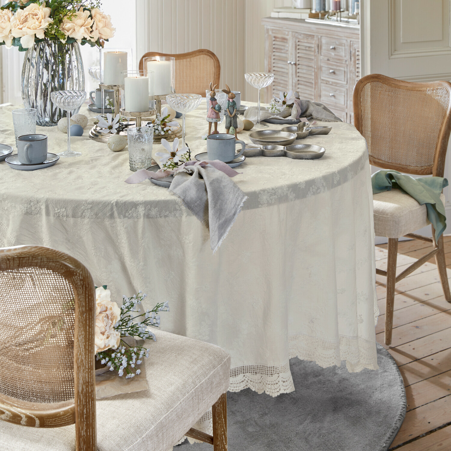 Tafelkleed Valek Elegante tafel met crèmekleurig kanten tafelkleed, paasdecoratie en grijs servies