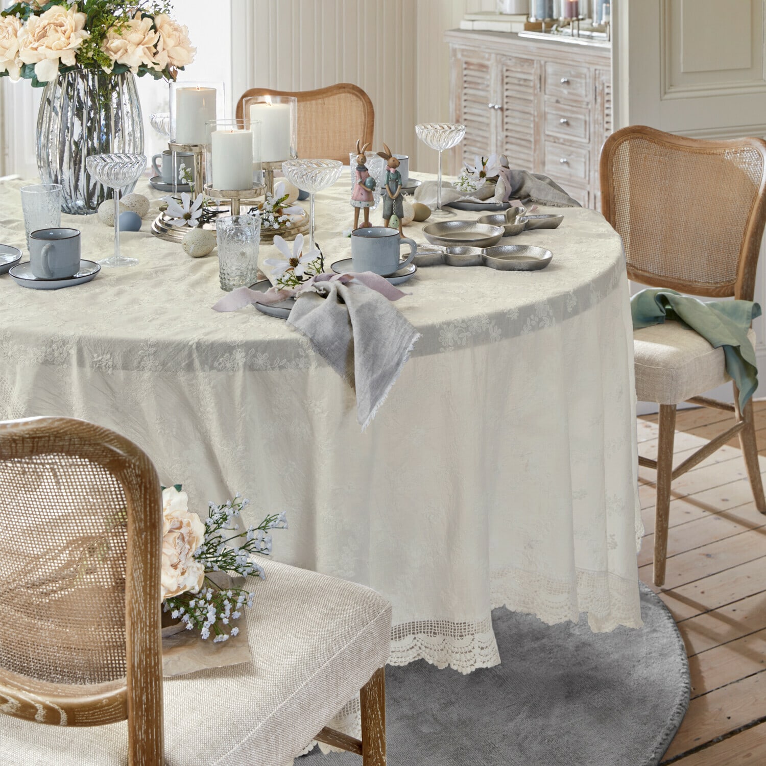 Nappe Valek Table élégante avec nappe crème en dentelle, décorations de Pâques et vaisselle grise