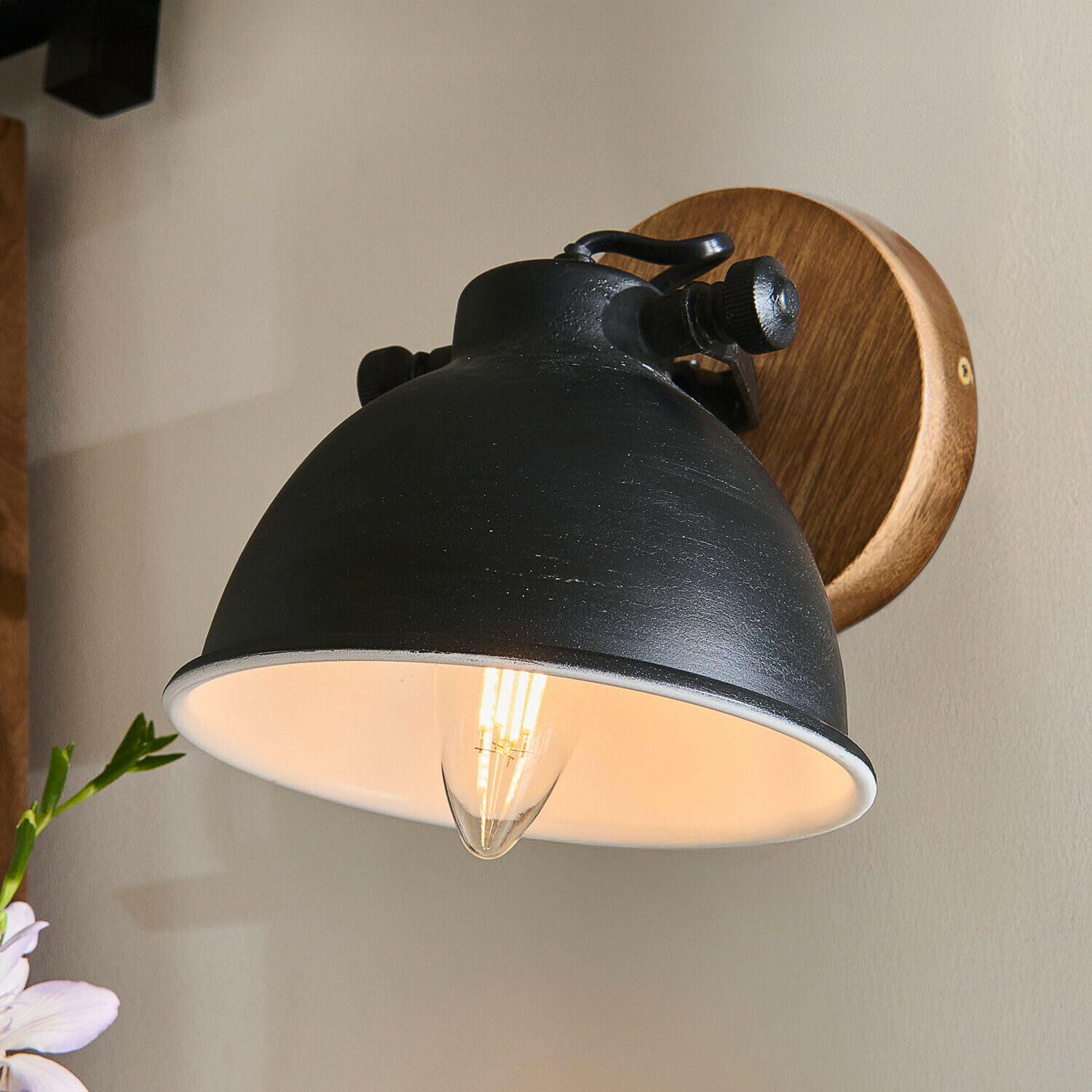 Wandlamp Ballée Zwarte metalen wandlamp met houten basis en warm LED-licht voor industriële interieurs