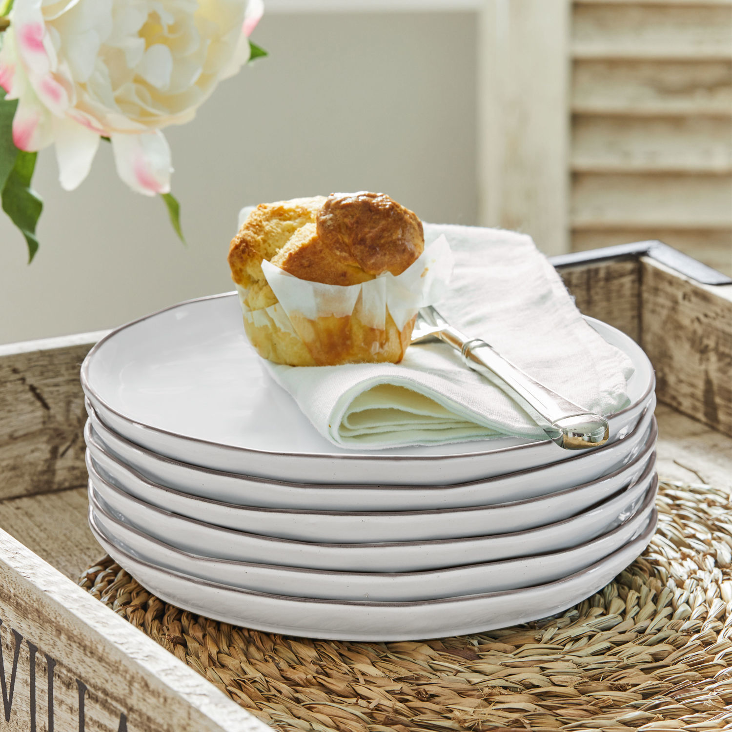 Dessertbordje set van 6 Biarré Set witte keramische borden met muffin en zilveren mes op linnen servet