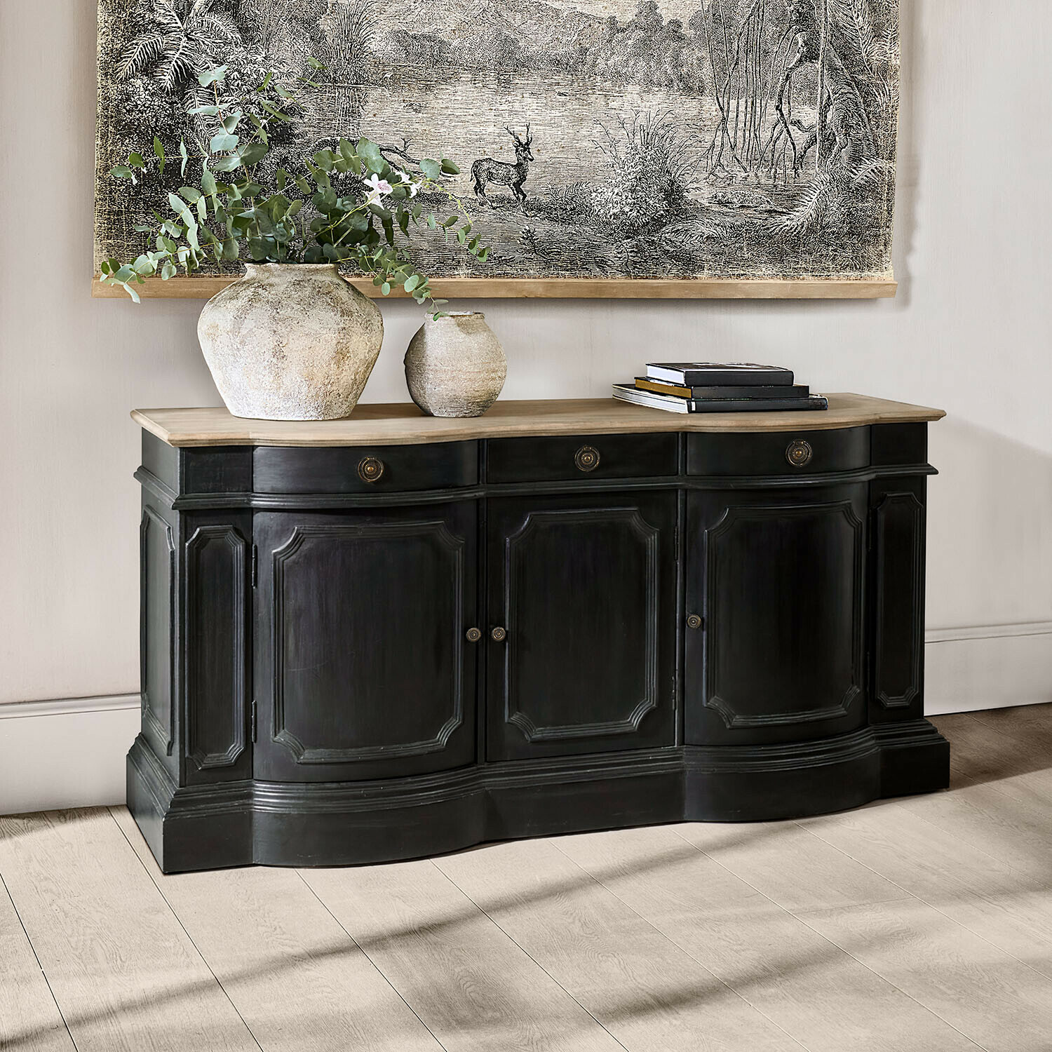 Buffet Rélovine Buffet en bois noir avec plateau clair, décoré de vases et livres, style classique élégant