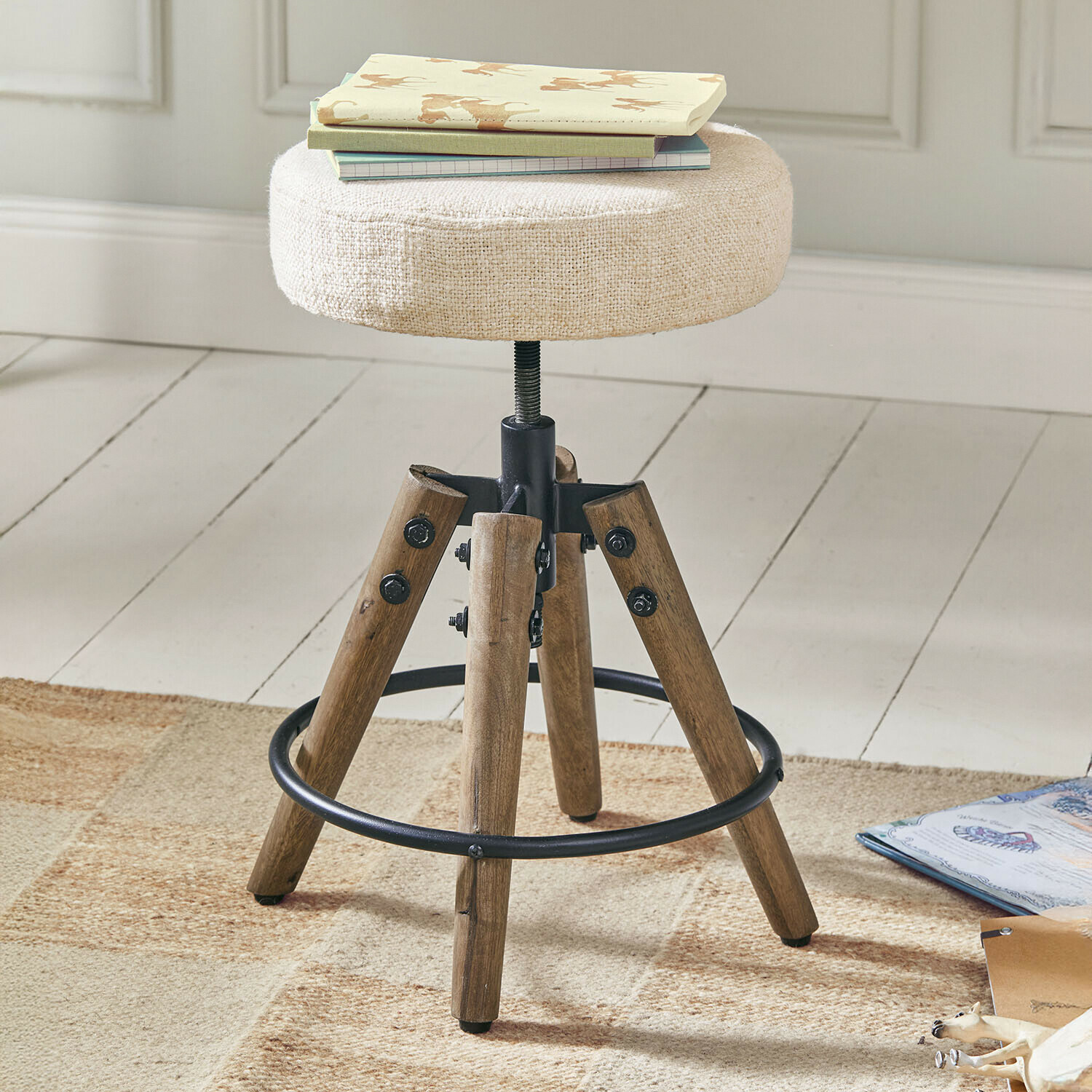 Tabouret réglable avec assise en tissu beige et pieds en bois avec anneau métallique noir
