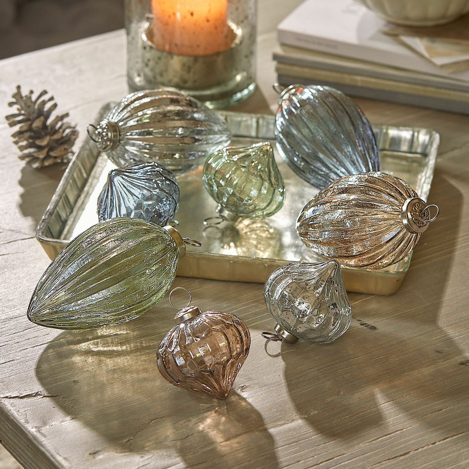 Kerstballen set van 8 Azélisse Set glazen kerstversieringen in diverse vormen en kleuren op houten tafel