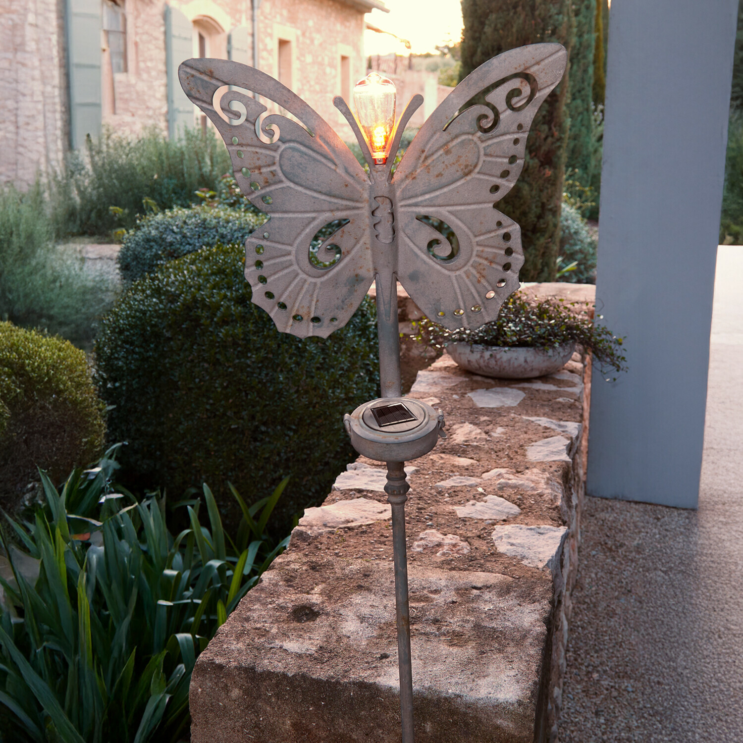 Lantaarn op zonne-energie Pavrelle Tuinlamp in de vorm van een vlinder van grijs metaal met zonnepaneel en brandende LED-lamp