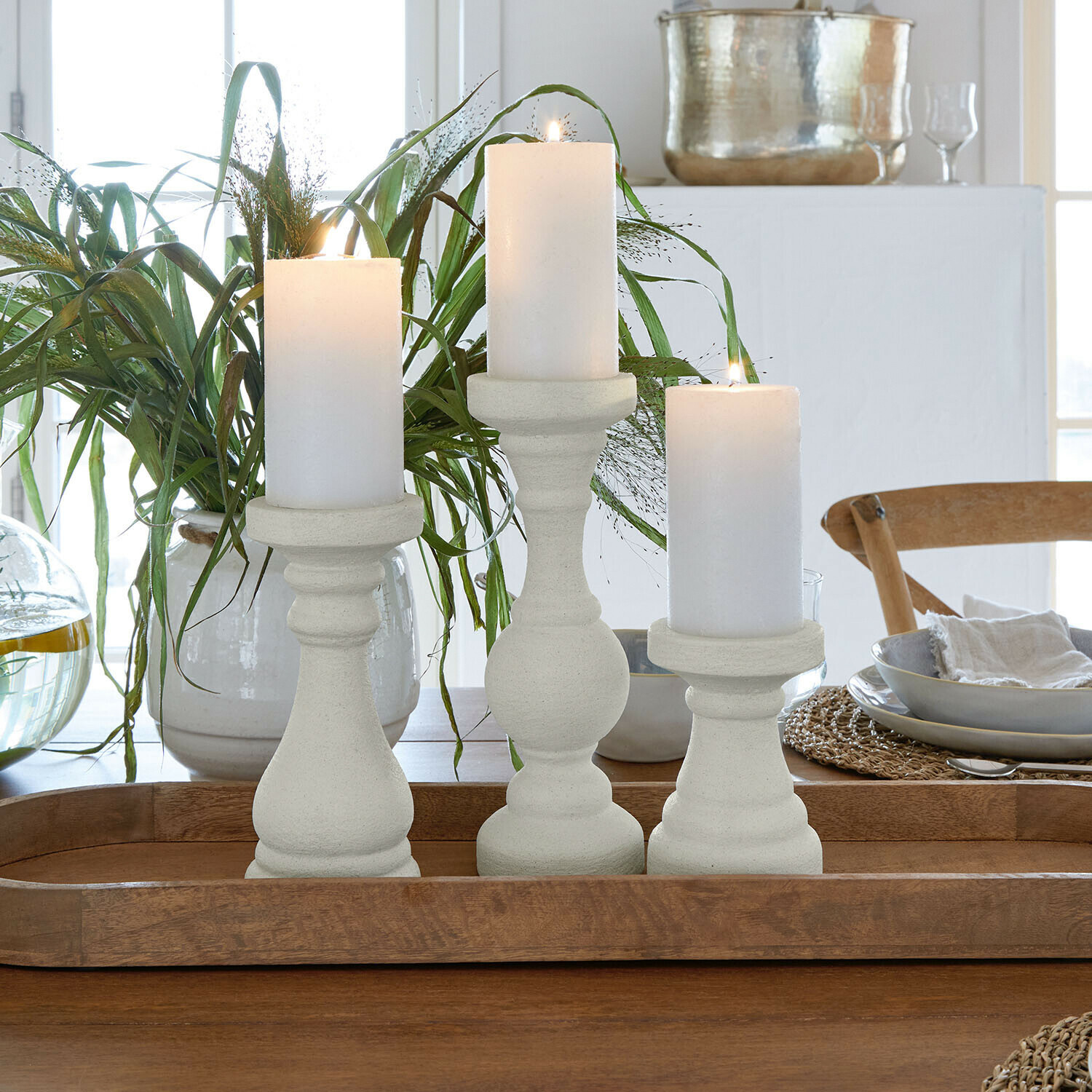 Lot de 3 bougeoirs Quenlivre Ensemble de trois bougeoirs blancs en pierre sur un plateau en bois, décoration de table élégante