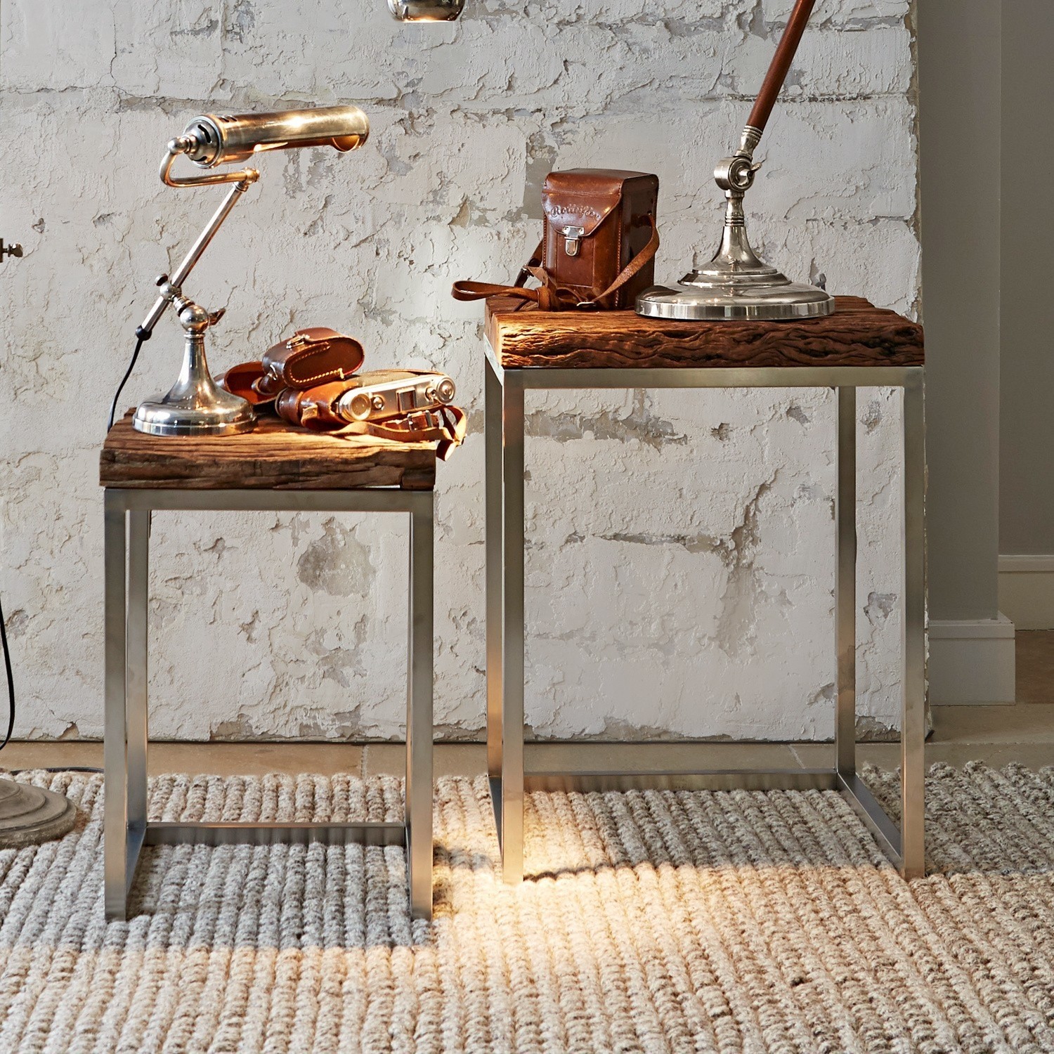 Deux tables d'appoint avec cadres métalliques et plateaux en bois rustique sur tapis tissé