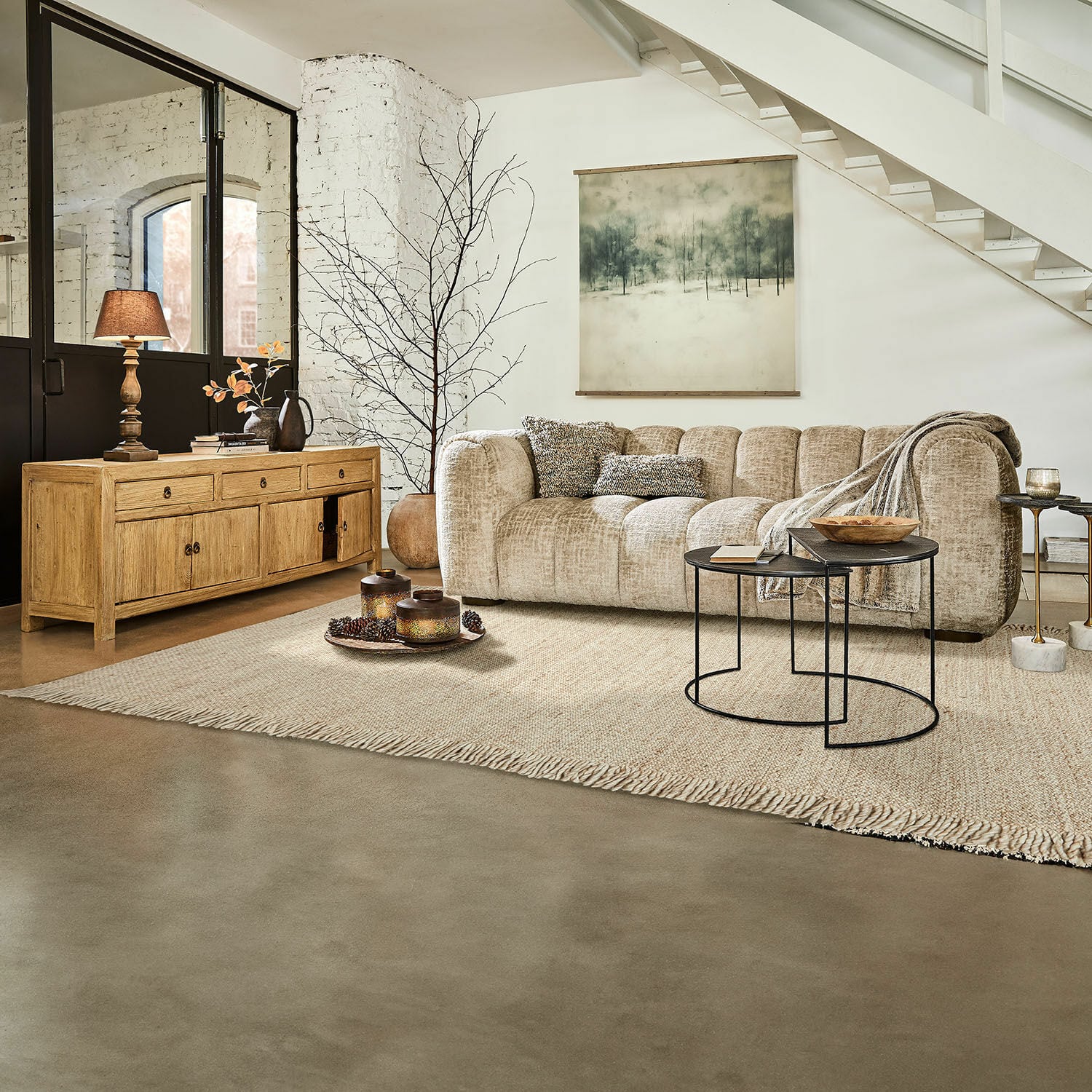 Vloerkleed Levraut Beige stoffen hoekbank in moderne woonkamer met houten dressoir en zwarte metalen salontafels