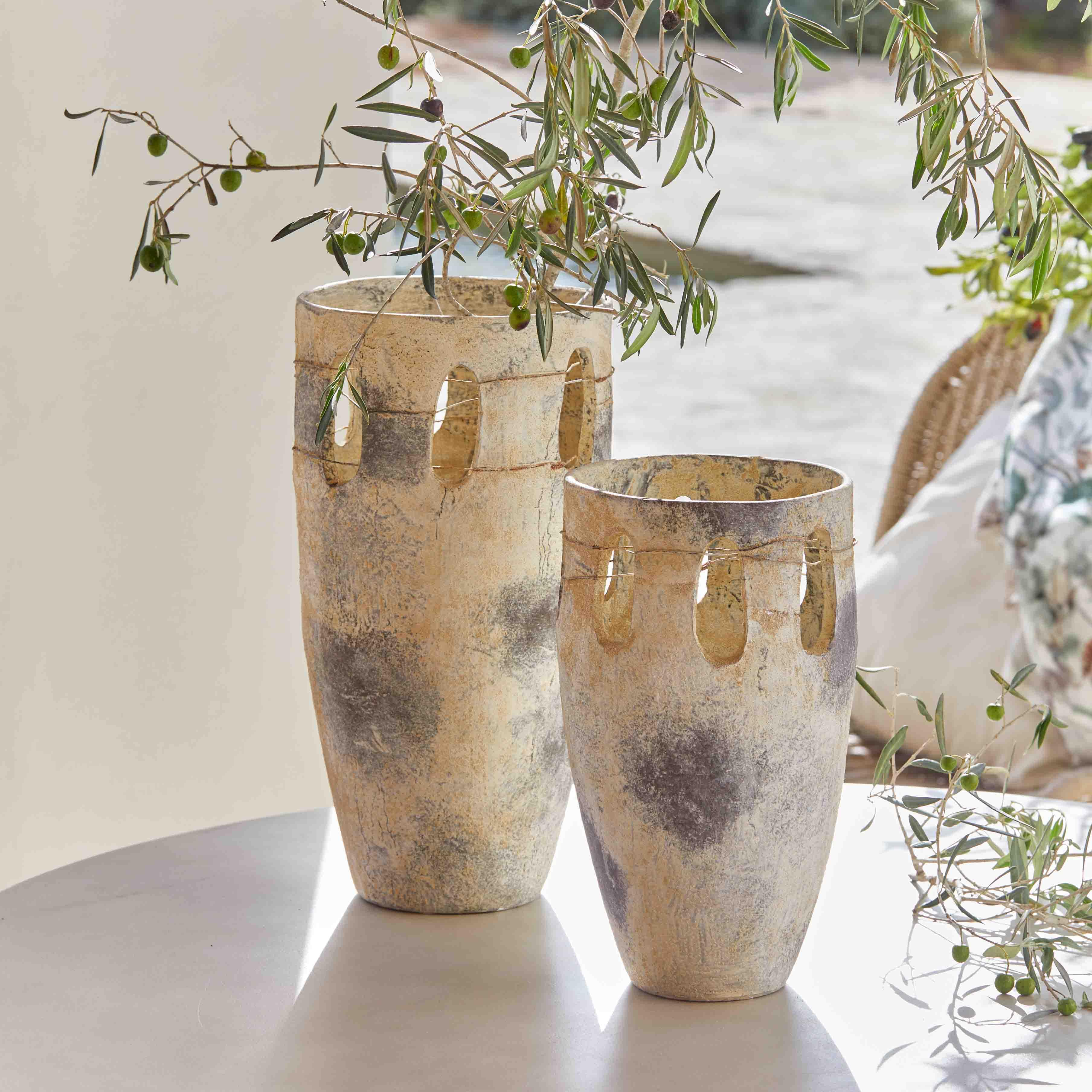 Twee keramische vazen in beige-grijs met ovale uitsparingen, stijlvolle tafel- en interieurdecoratie