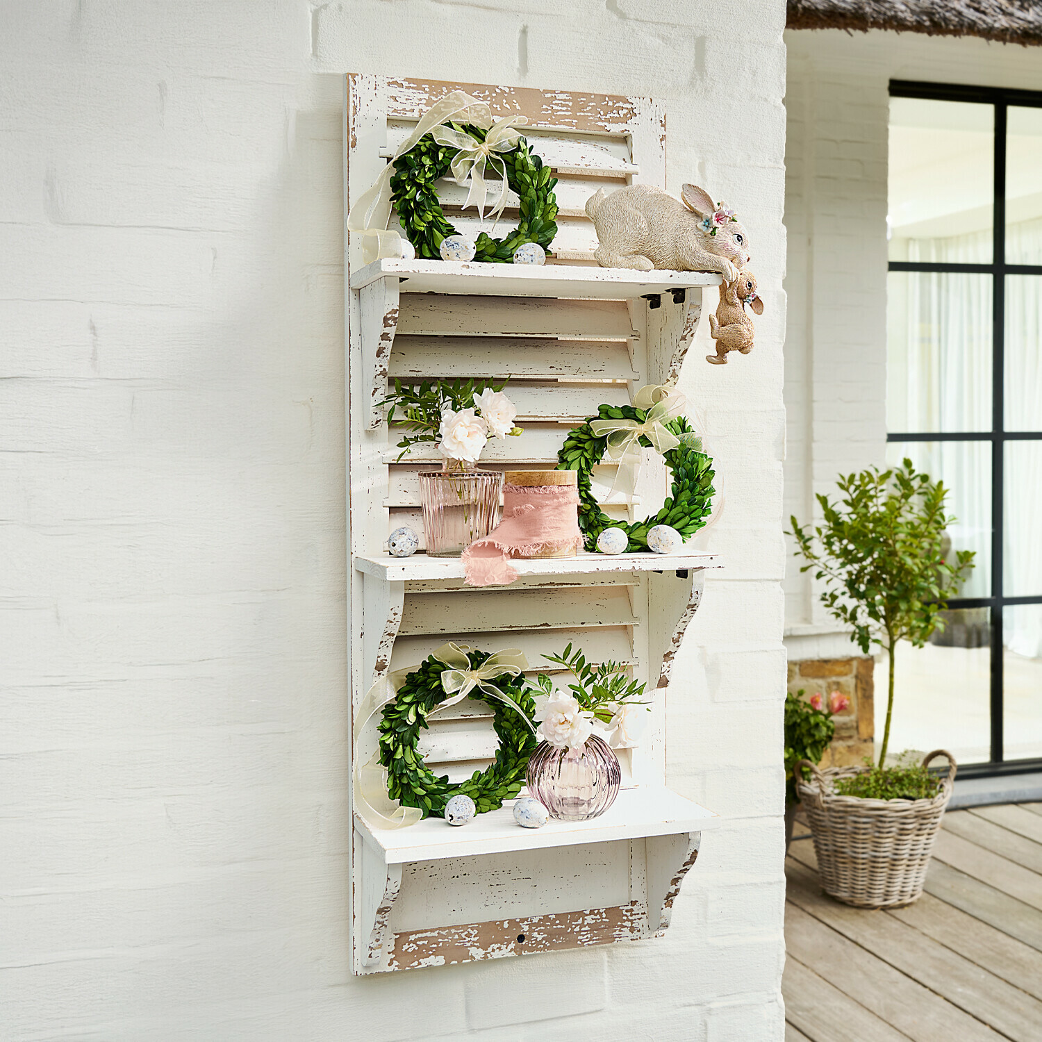 Wandrek Morclerey Witte houten wandplank met verweerde look, groene kransen en paasdecoraties