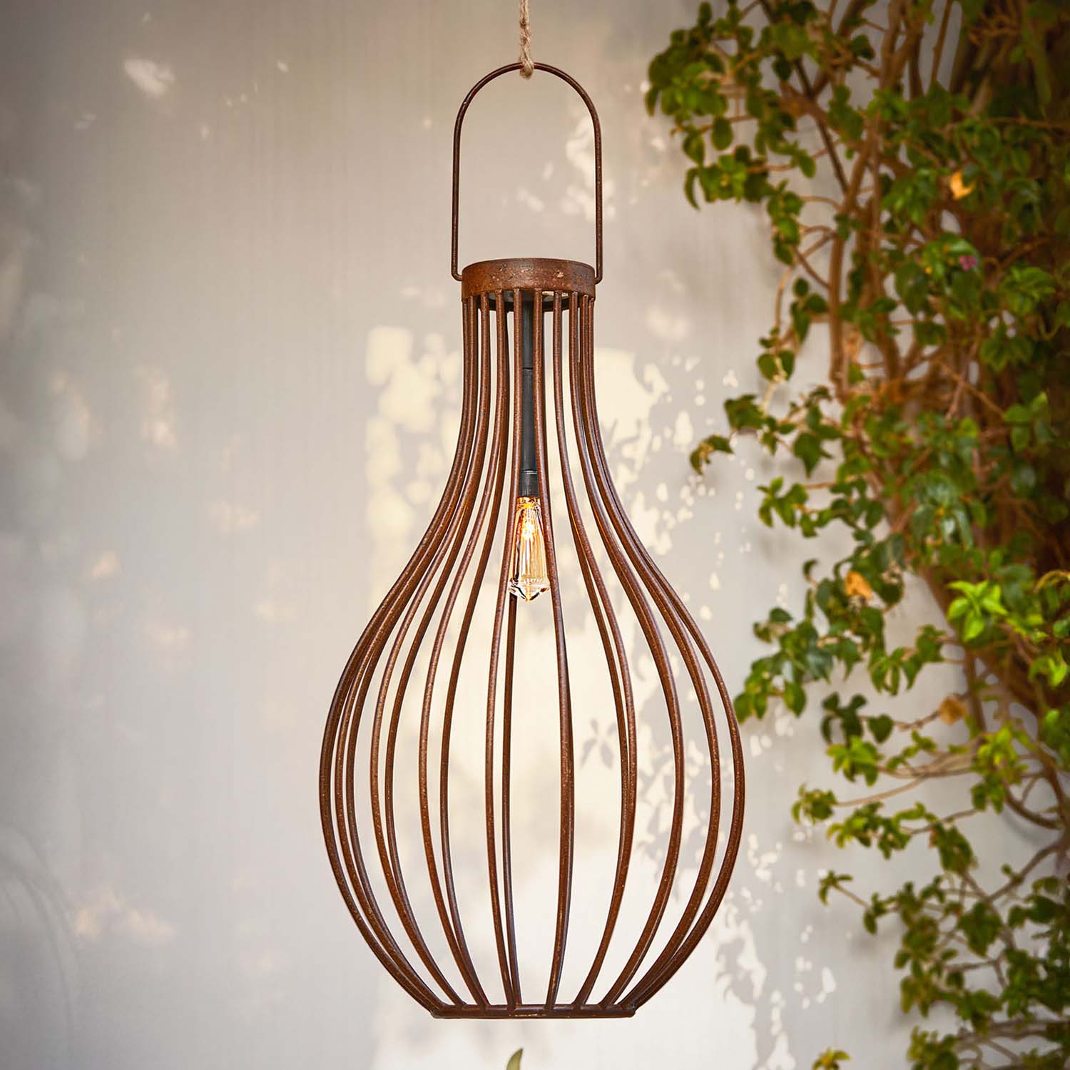 Hanglamp van roestkleurig metaal met zichtbare lamp, decoratieve industriële verlichting voor binnen en buiten