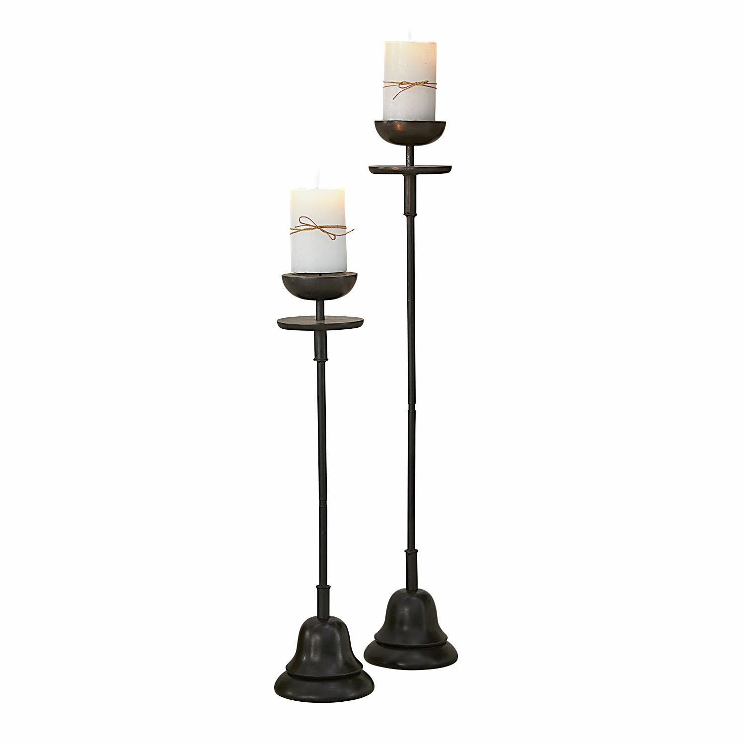 Kaarsenhouder set van 2 Brantino Set van twee zwarte metalen kandelaren met witte kaarsen en decoratief touw voor binnenhuisdecoratie