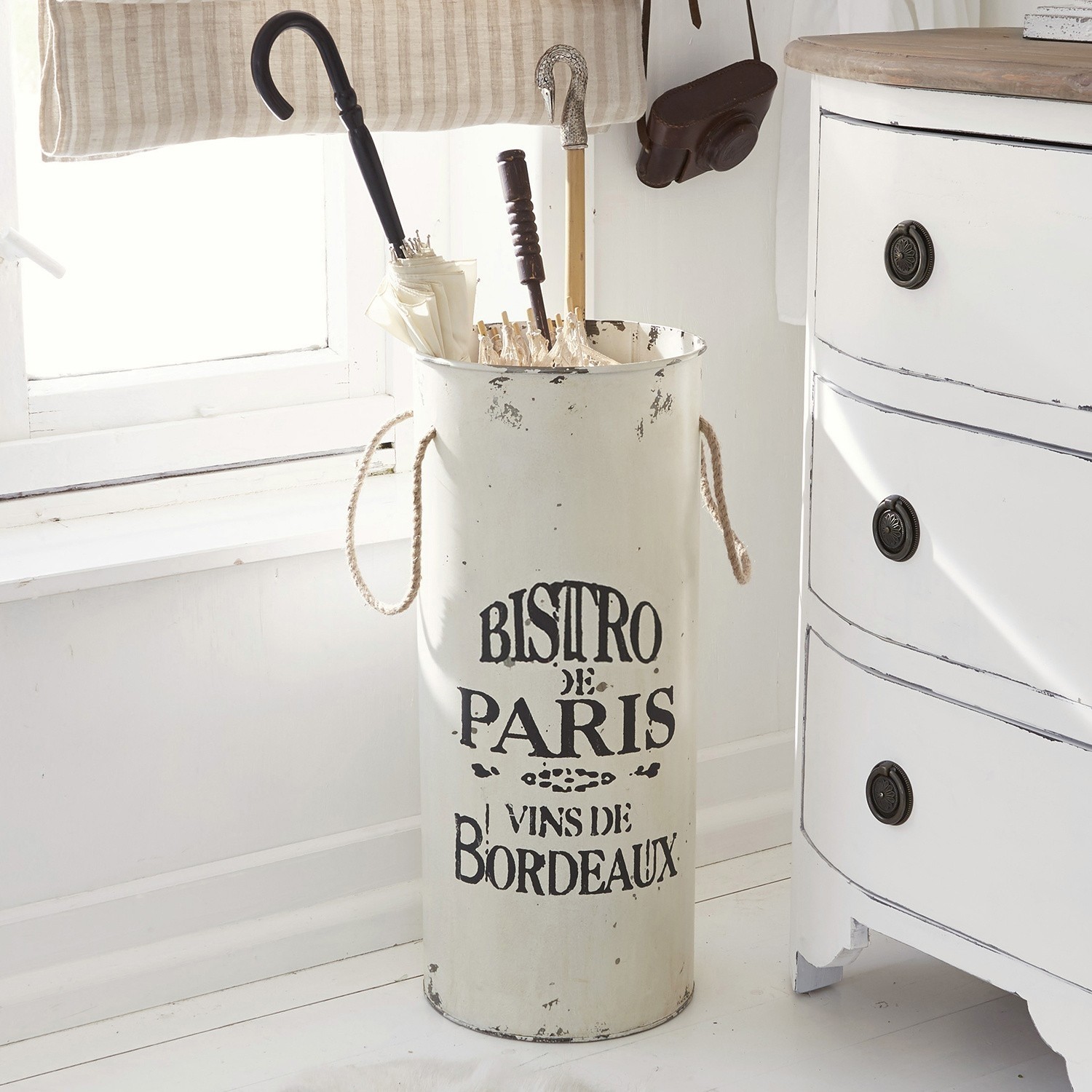 Paraplubak Bordeaux Witte metalen parapluhouder met Bistro de Paris tekst in vintage stijl voor de hal