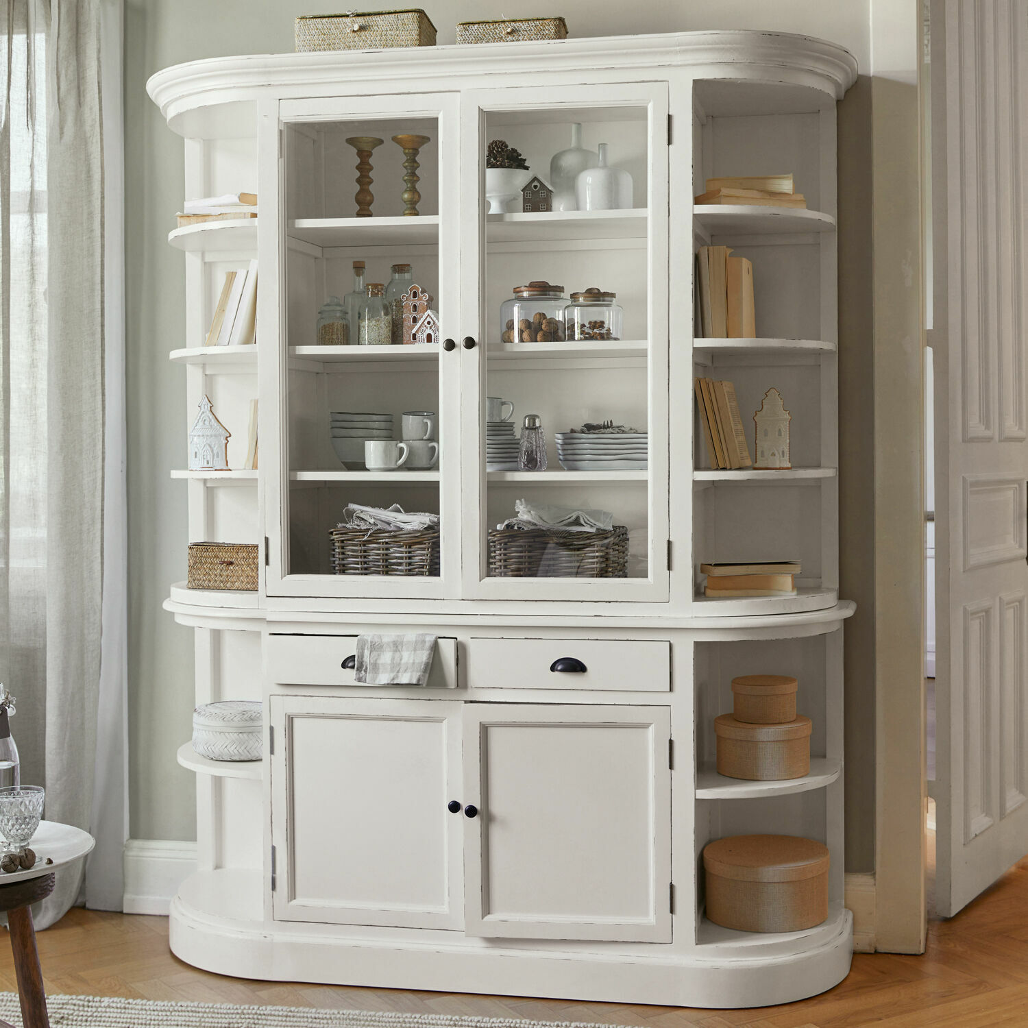 Kast Louisiana Witte houten vitrinekast met glazen deuren en zijplanken voor boeken en decoratie