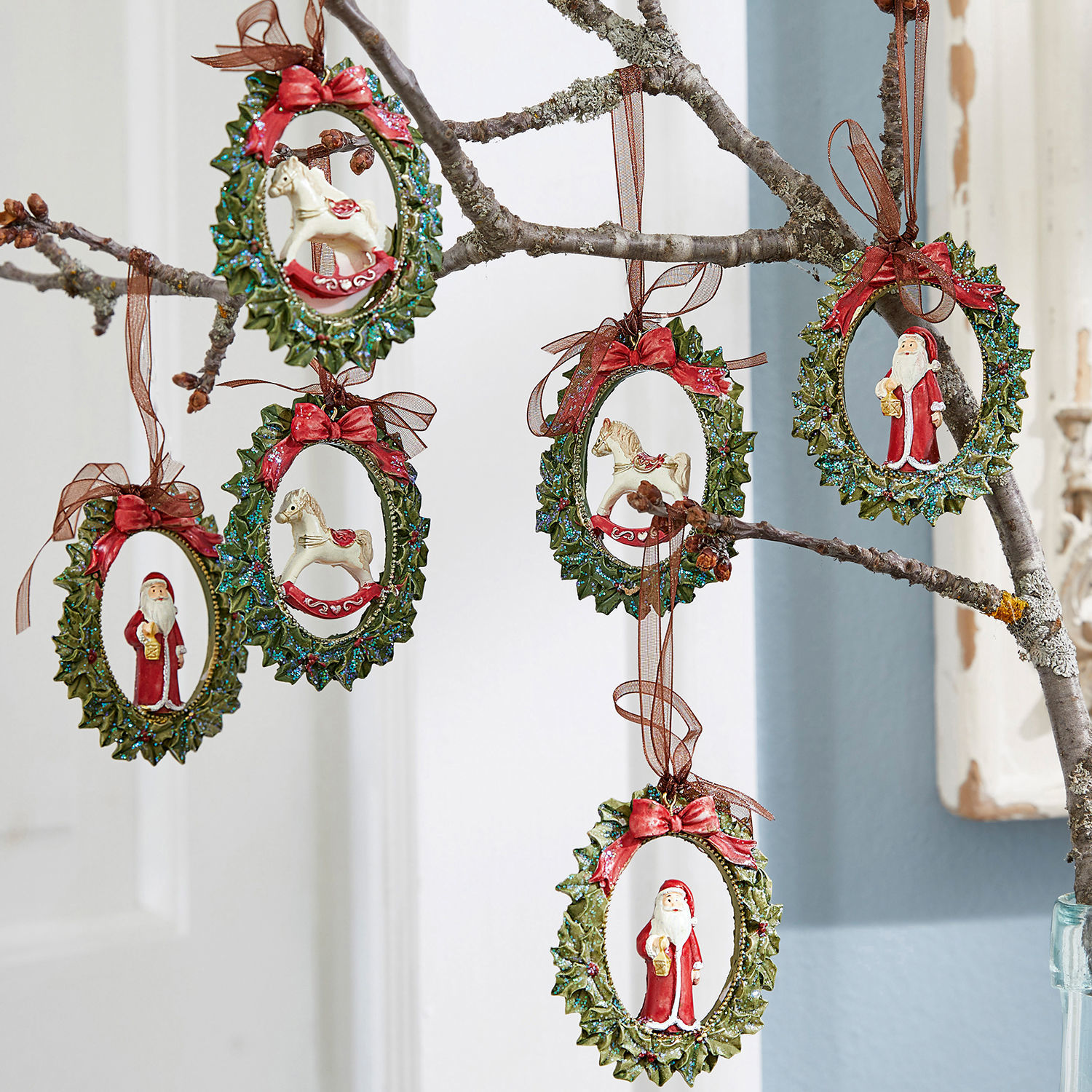 Hanger set van 6 Chaignes Kerstversiering met groene lijsten en figuren van kerstman en hobbelpaard om op te hangen