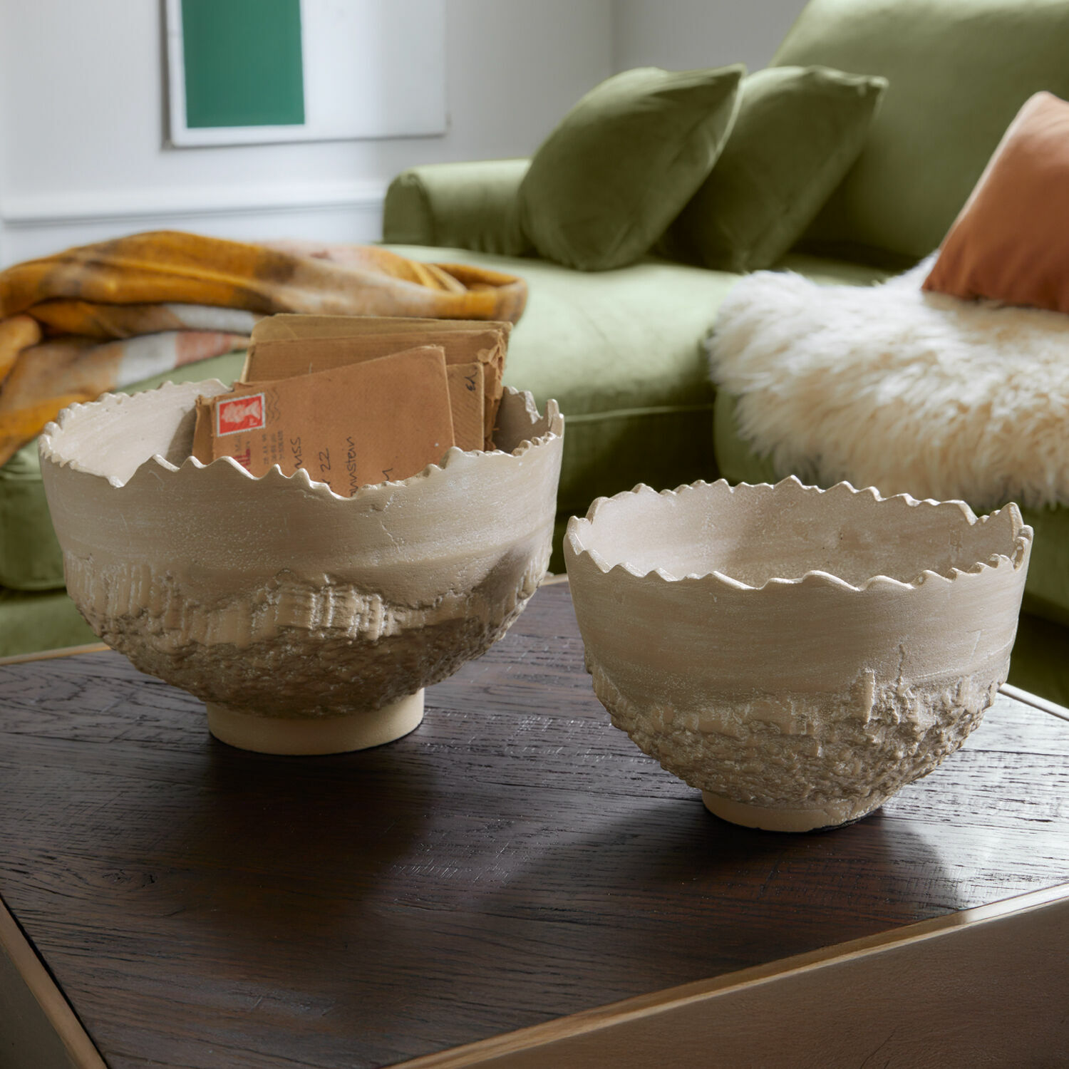 Lot de 2 coupelles Alvendra Deux bols en céramique beige avec texture rugueuse et bord ondulé sur une table en bois