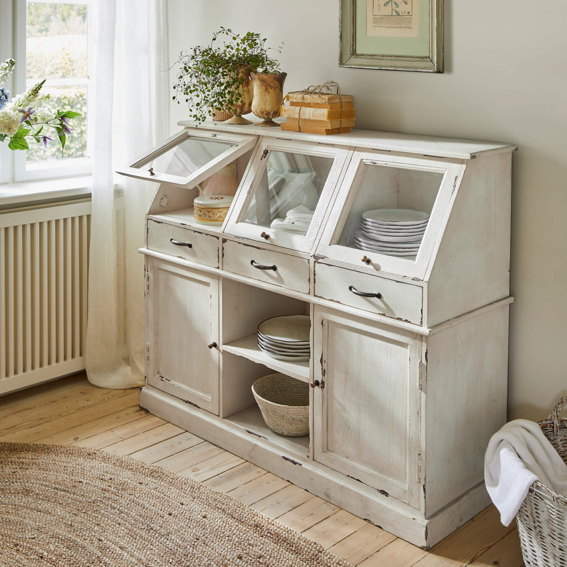 Buffet en bois blanc avec portes vitrées et tiroirs style vintage pour ranger la vaisselle