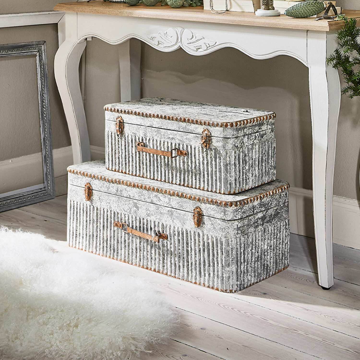 Lot de 2 malles Robyn Ensemble de deux malles en métal gris vintage avec poignées rouillées pour rangement décoratif