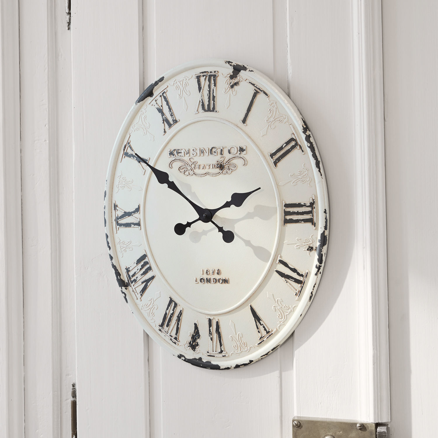 Klok Soulières Ovale metalen wandklok in wit vintage stijl met zwarte Romeinse cijfers voor wanddecoratie