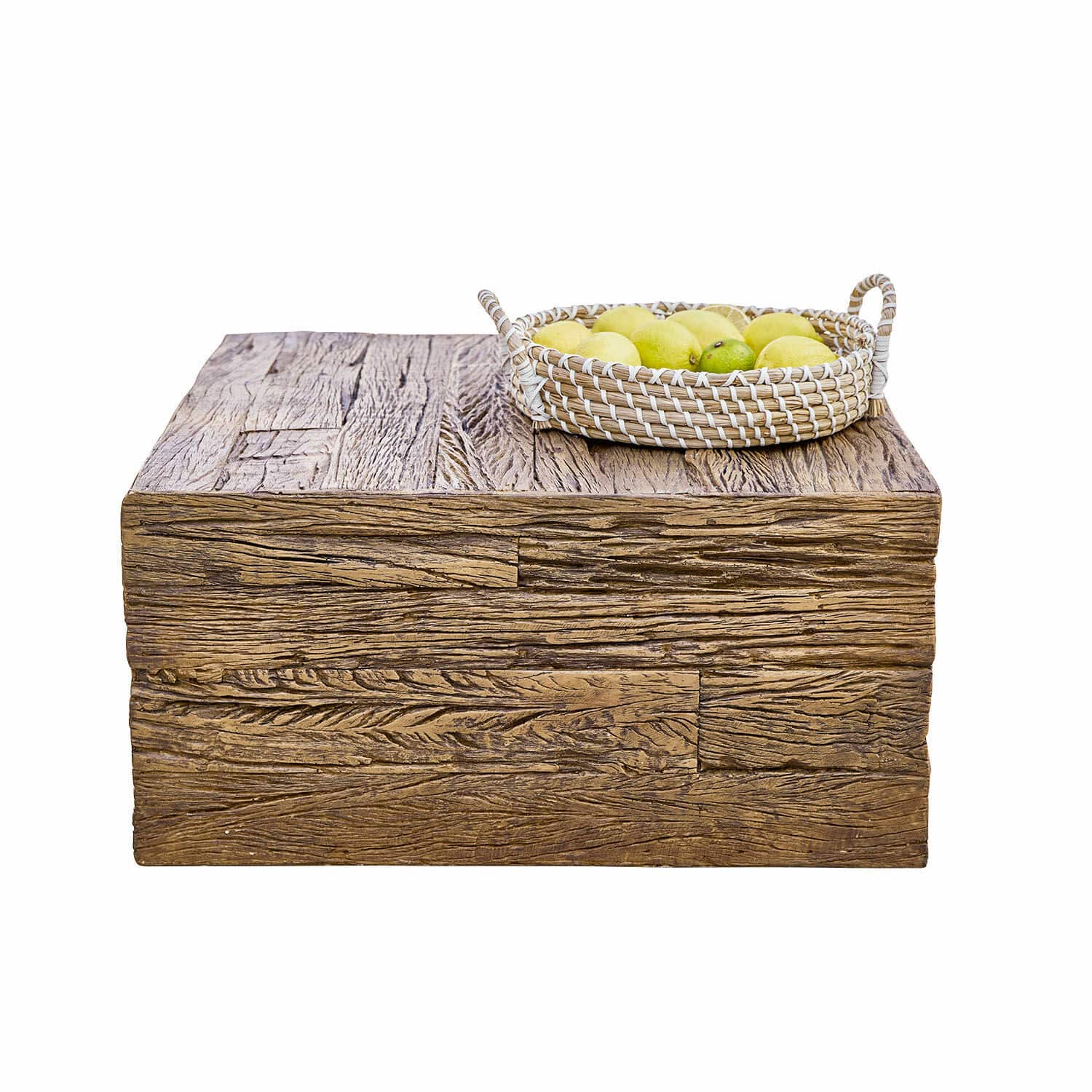 Table basse Glâne Table basse carrée en bois avec panier tressé et agrumes sur fond blanc