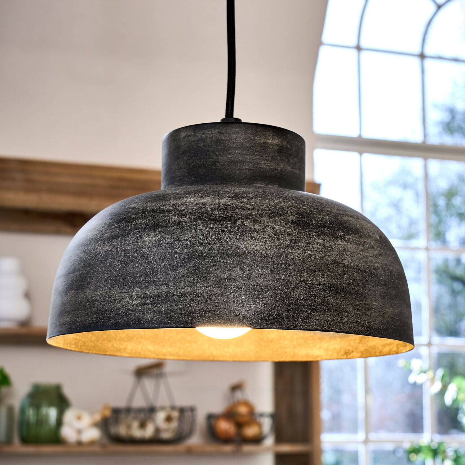 Suspension Soleil de Minuit Suspension en métal noir avec lumière chaude, design industriel moderne pour salon ou cuisine