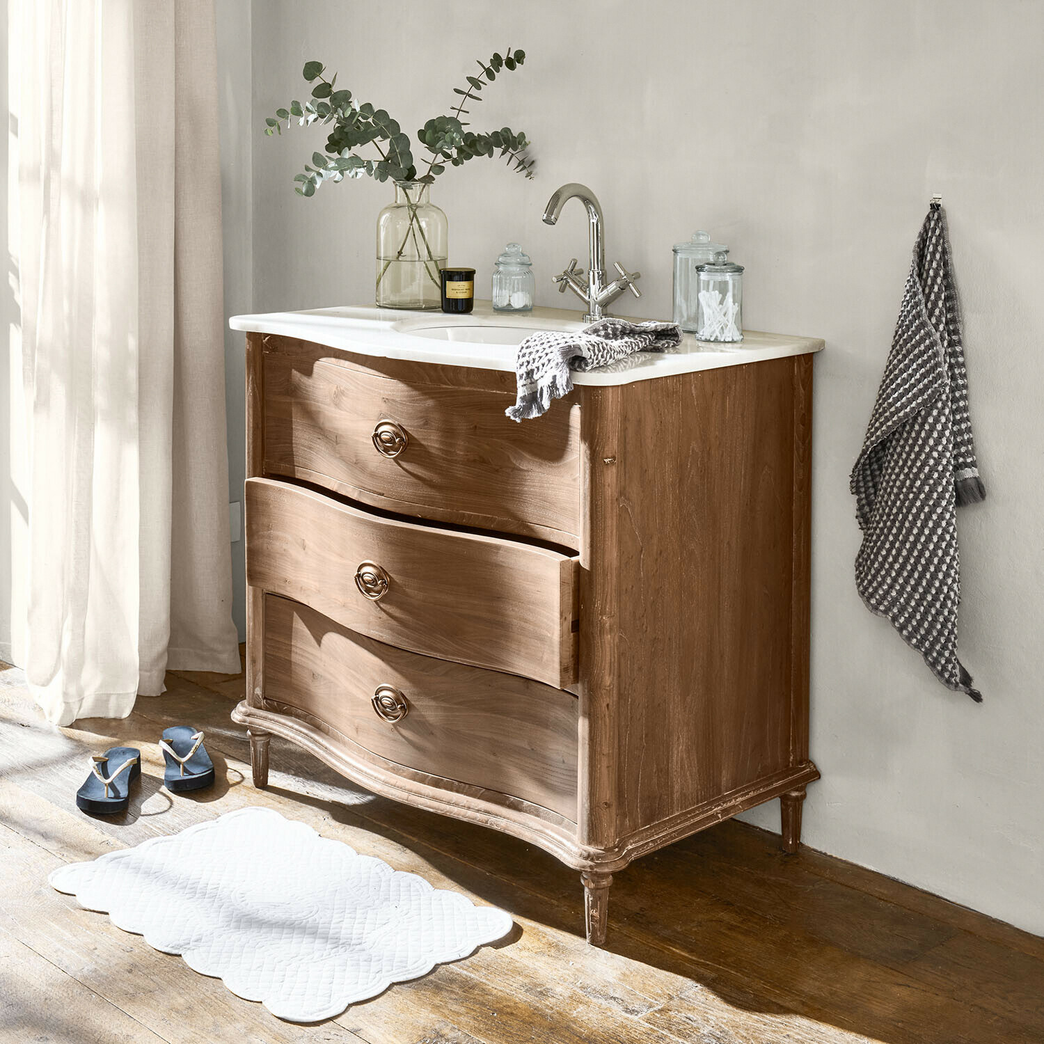 Wastafelmeubel Joravelle Houten badkamerkast met wit blad en chromen kraan, vintage stijl, decoraties en handdoek