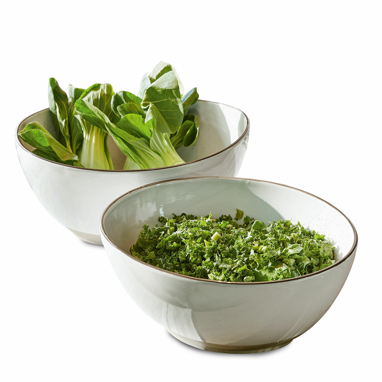 Lot de 2 saladiers Biarré Ensemble de deux bols en céramique claire remplis de légumes verts, parfait pour les salades