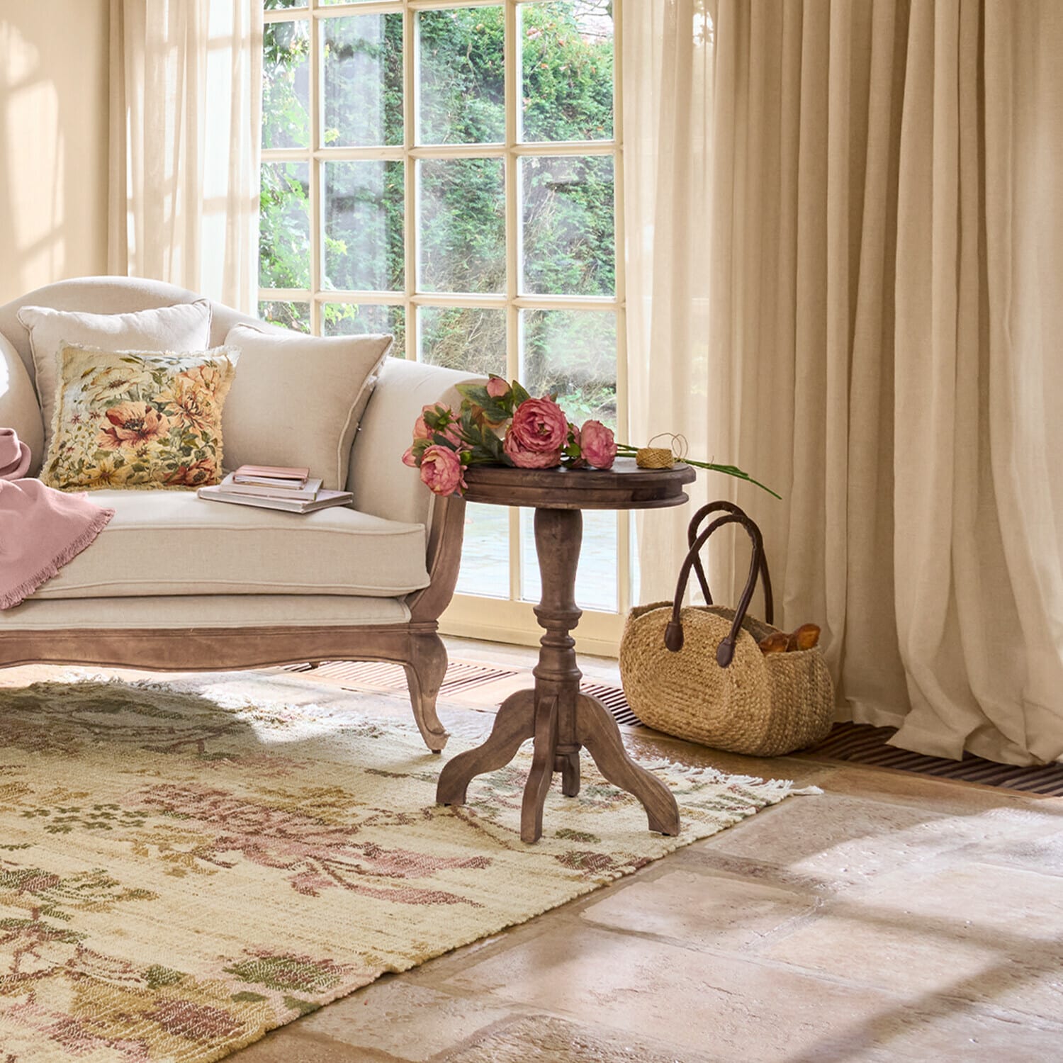 Salon chaleureux avec canapé beige, table en bois et fleurs sur un tapis à motif floral
