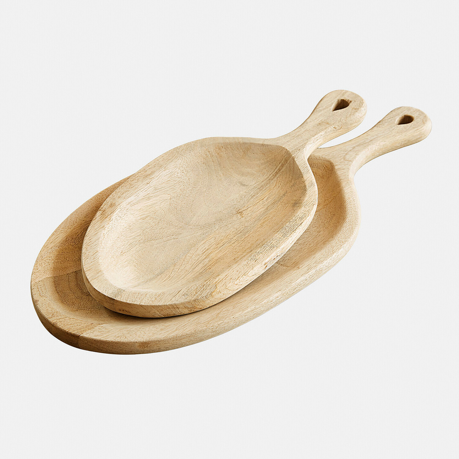 Deux planches à découper en bois clair avec poignées, ustensiles de cuisine naturels et élégants