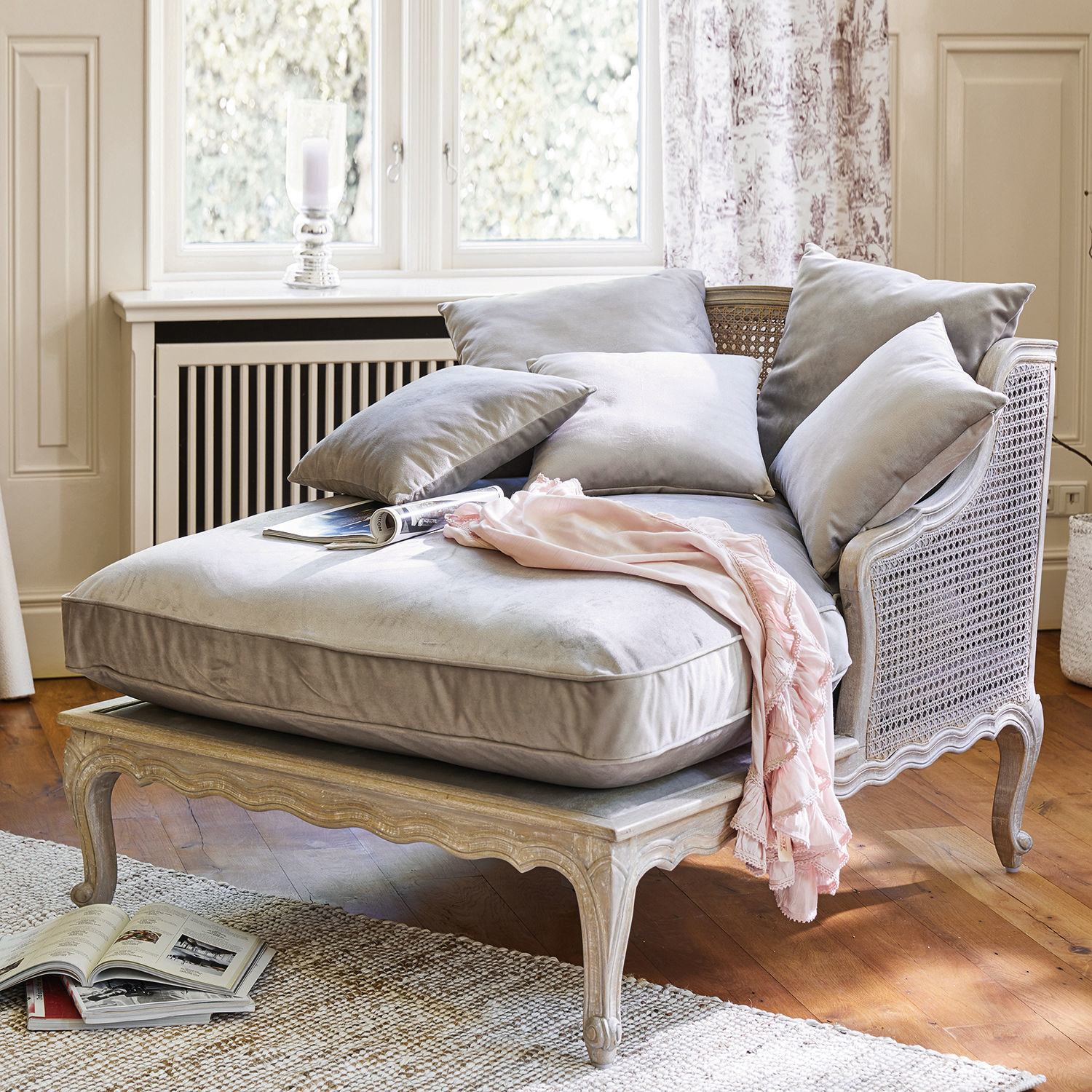 Chaise longue Dronne Elegante fauteuil met lichtgrijze fluwelen bekleding en houten frame in vintage stijl