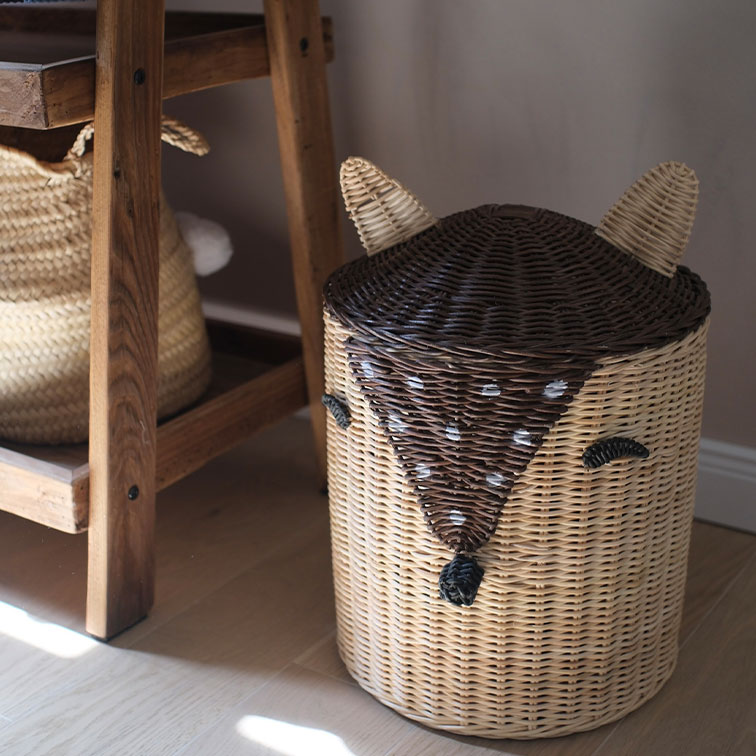 Panier en rotin en forme de renard aux couleurs naturelles, rangement pratique pour la maison