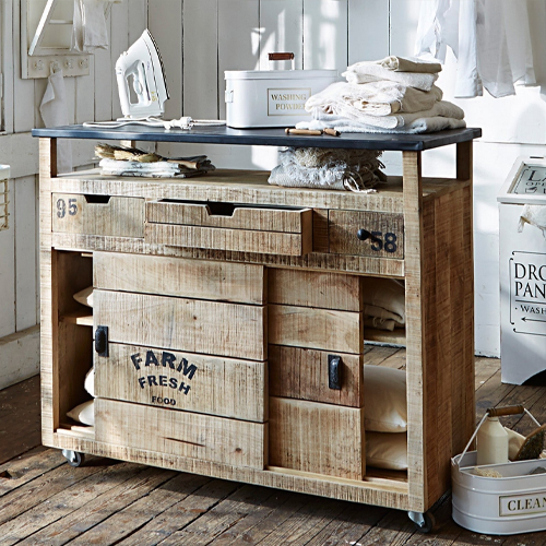 Meuble en bois rustique sur roulettes avec plateau et tiroirs, idéal pour rangement dans la buanderie