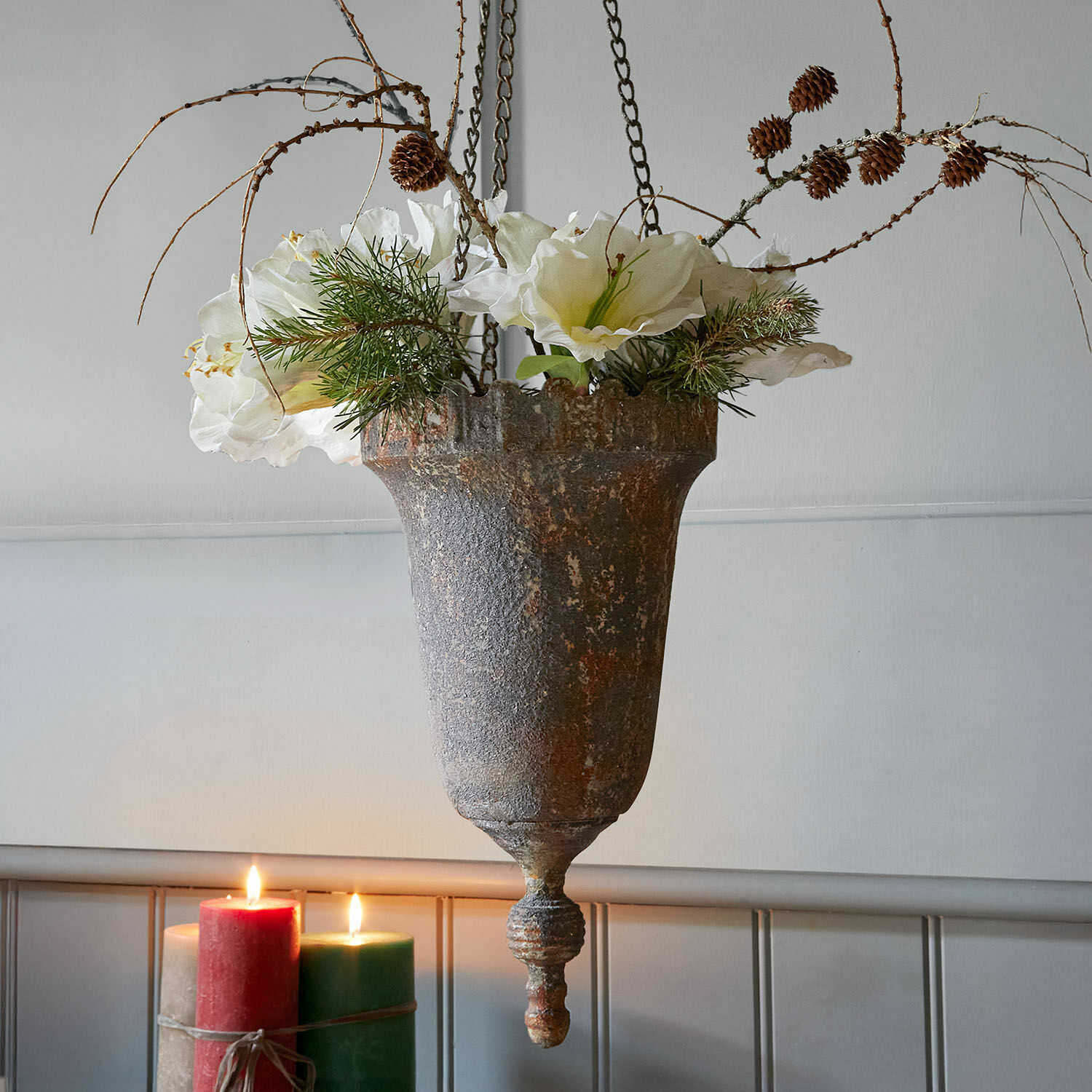 Hangende amfora Kovanari Hangende metalen bloempot in vintage stijl met witte bloemen en dennen takken, interieurdecoratie
