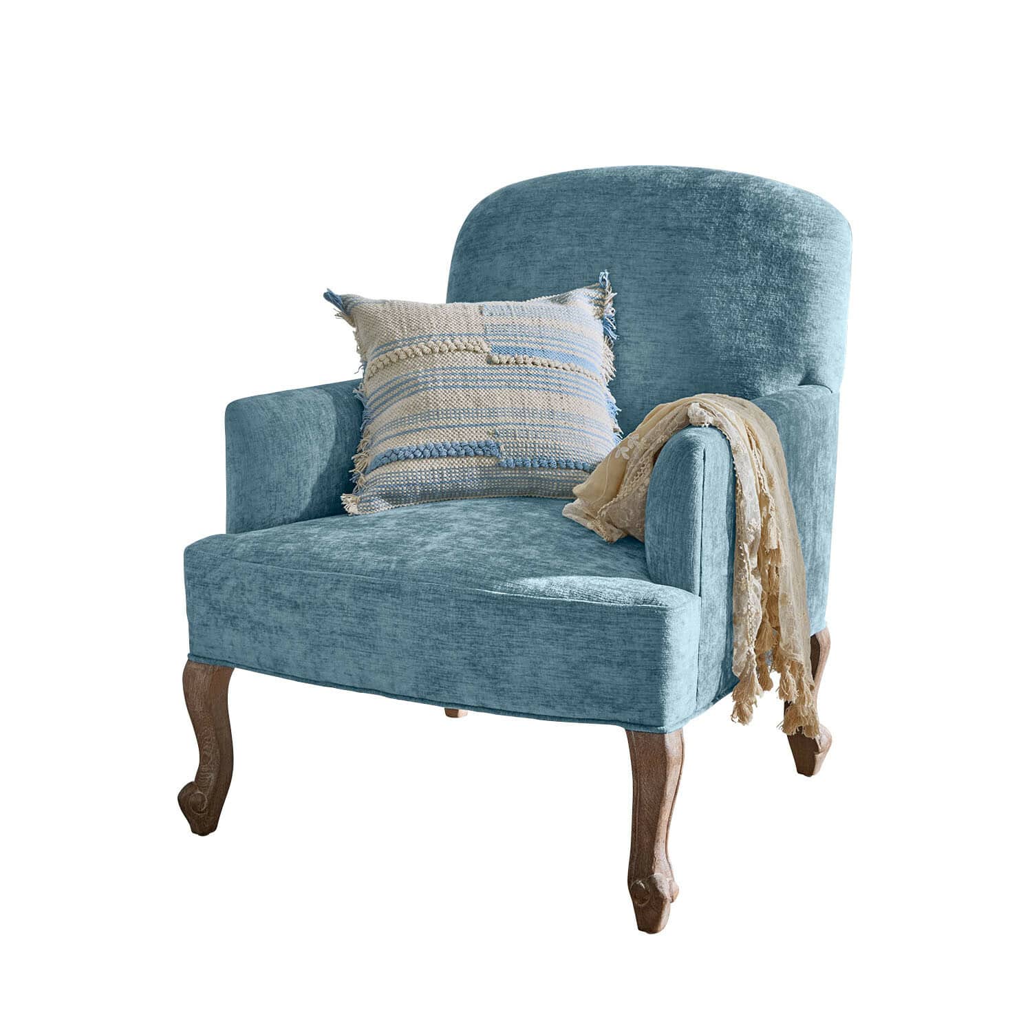 Fauteuil Clairmont Bleu Blauwe gestoffeerde fauteuil met houten poten, decoratief kussen en beige deken, comfortabele meubel