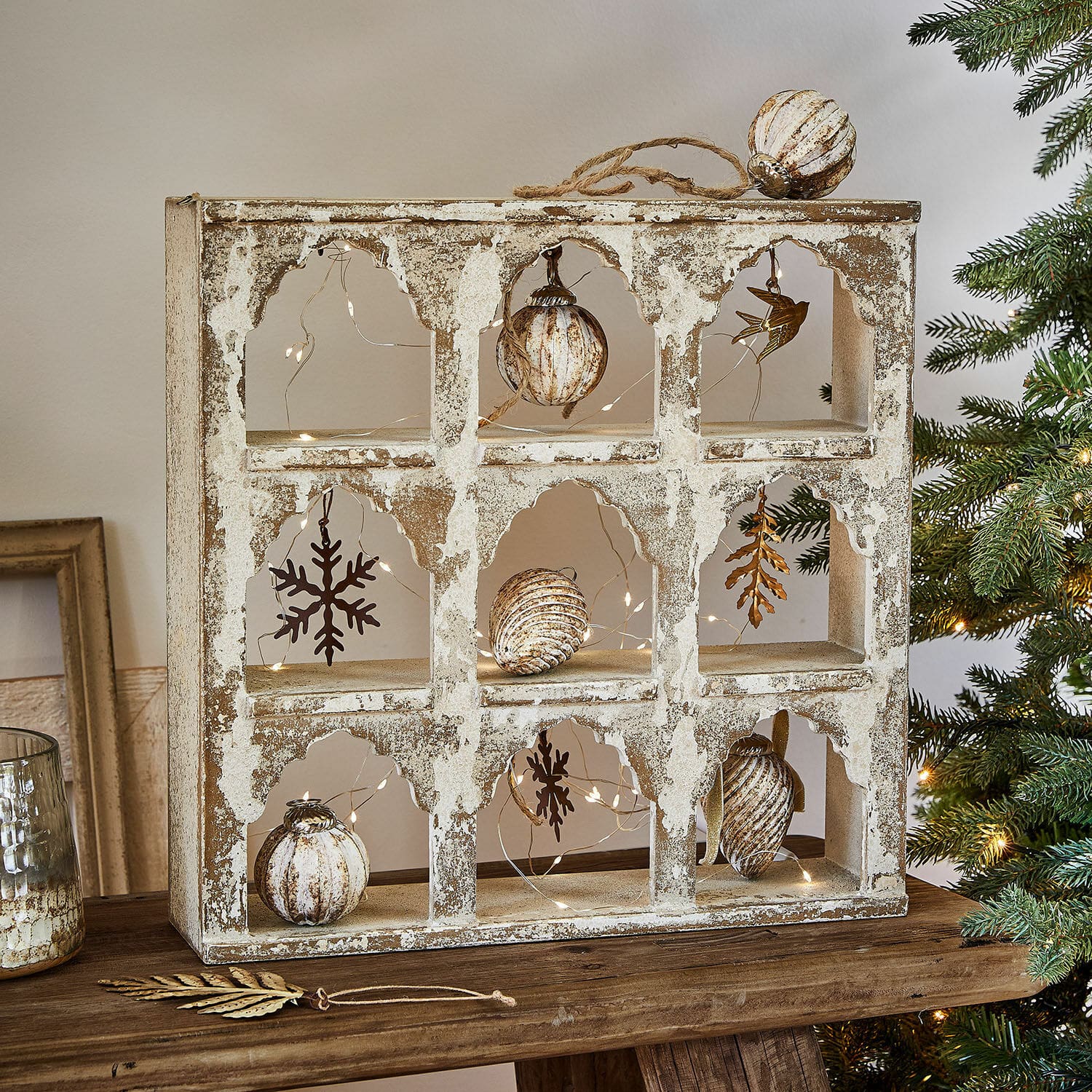 Organisateur mural Lorinique Décoration rustique en bois vieilli blanc avec ornements LED pour Noël sur une table en bois