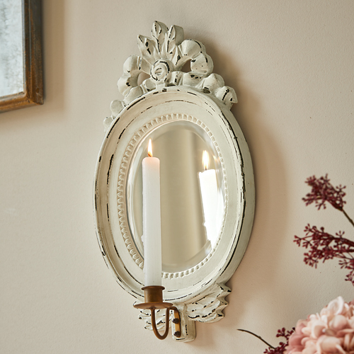 Ovaal wandspiegel van wit hout met decoratieve kandelaar, vintage stijl, wanddecoratie