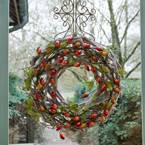 Couronne décorative en branches avec baies rouges, décoration automnale pour porte d'entrée