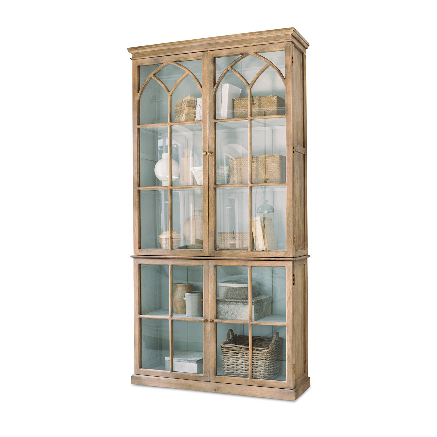Garrard kast van grijsbruin hout met glazen deuren en planken voor decoratie