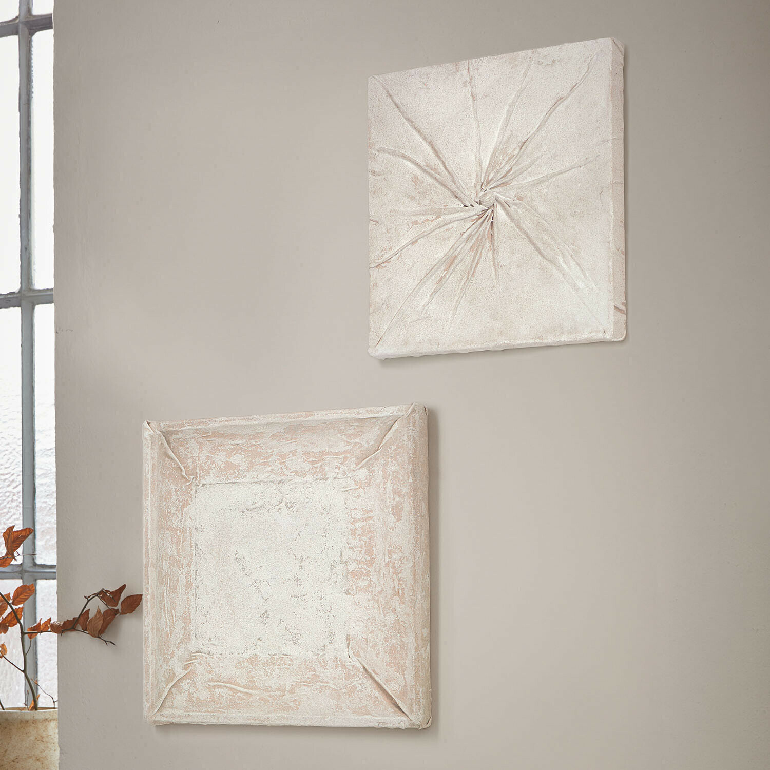 Afbeelding set van 2 Whittfield Decoratieve vierkante wandpanelen van lichte steen met stoftextuur voor modern interieur