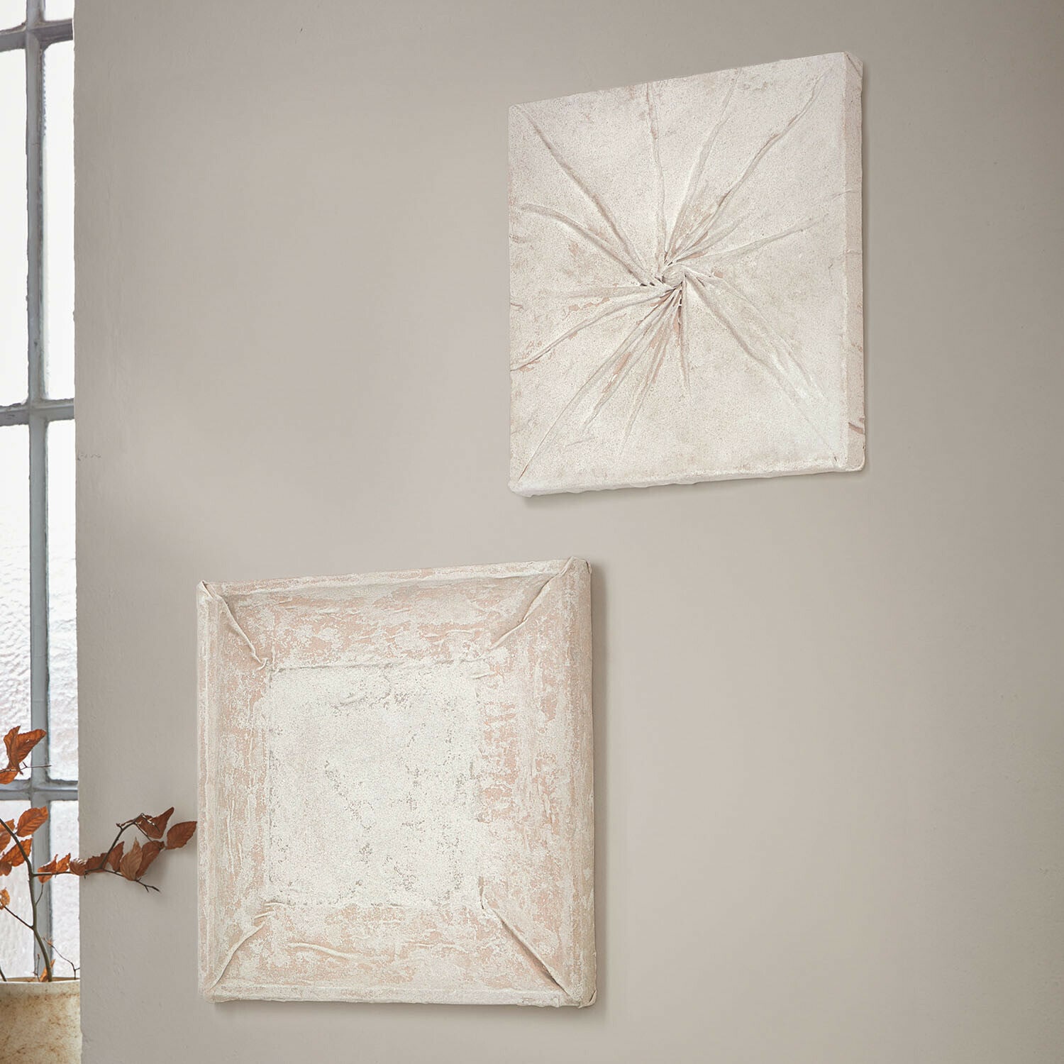 Afbeelding set van 2 Whittfield Decoratieve vierkante wandpanelen van lichte steen met stoftextuur voor modern interieur