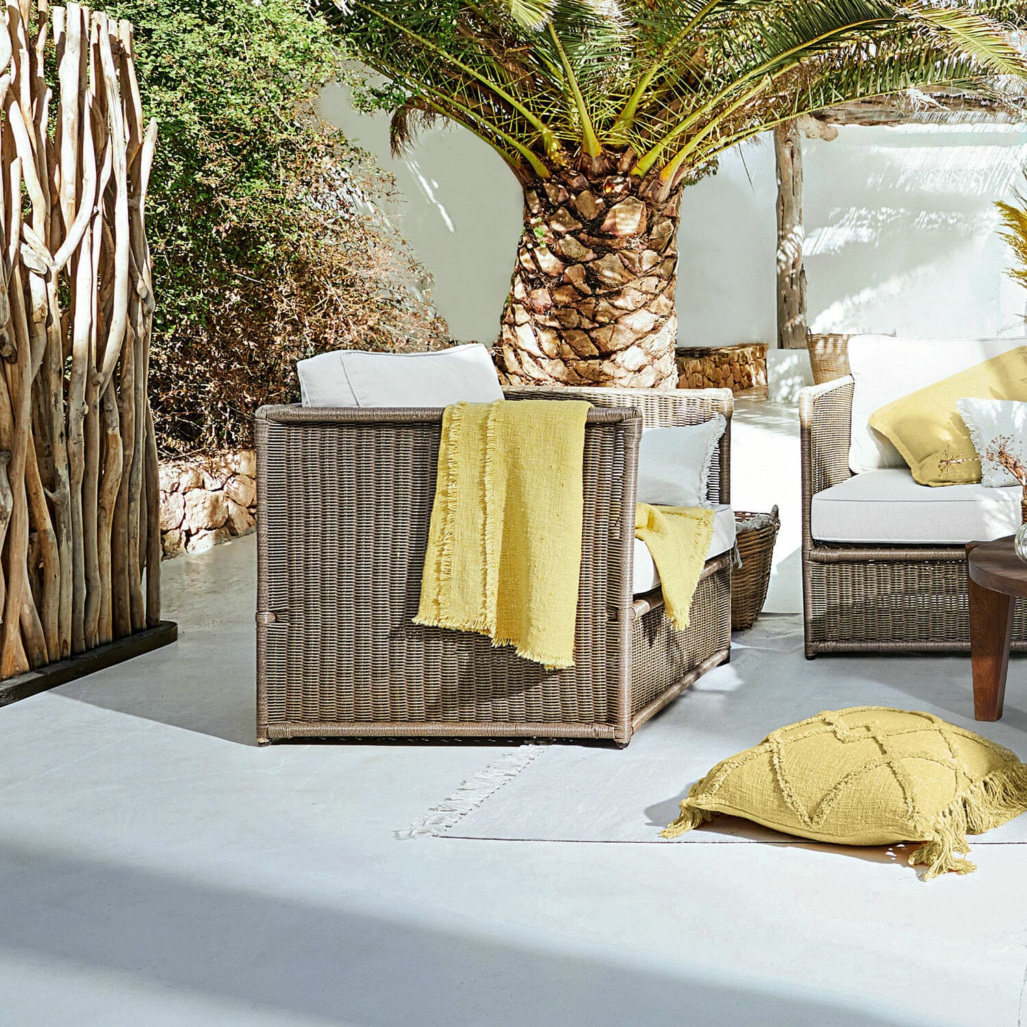 Fauteuil Lesmont Ensemble de meubles de jardin en rotin marron avec coussins blancs et accessoires jaunes lumineux