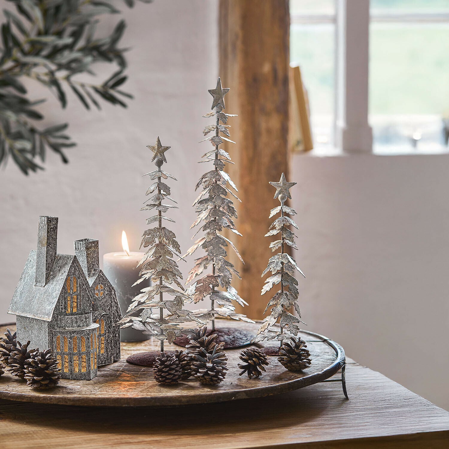 Sierboom set van 3 Laruns Decoratieve metalen kerstbomen met roestige sterren op een rustieke houten tafel