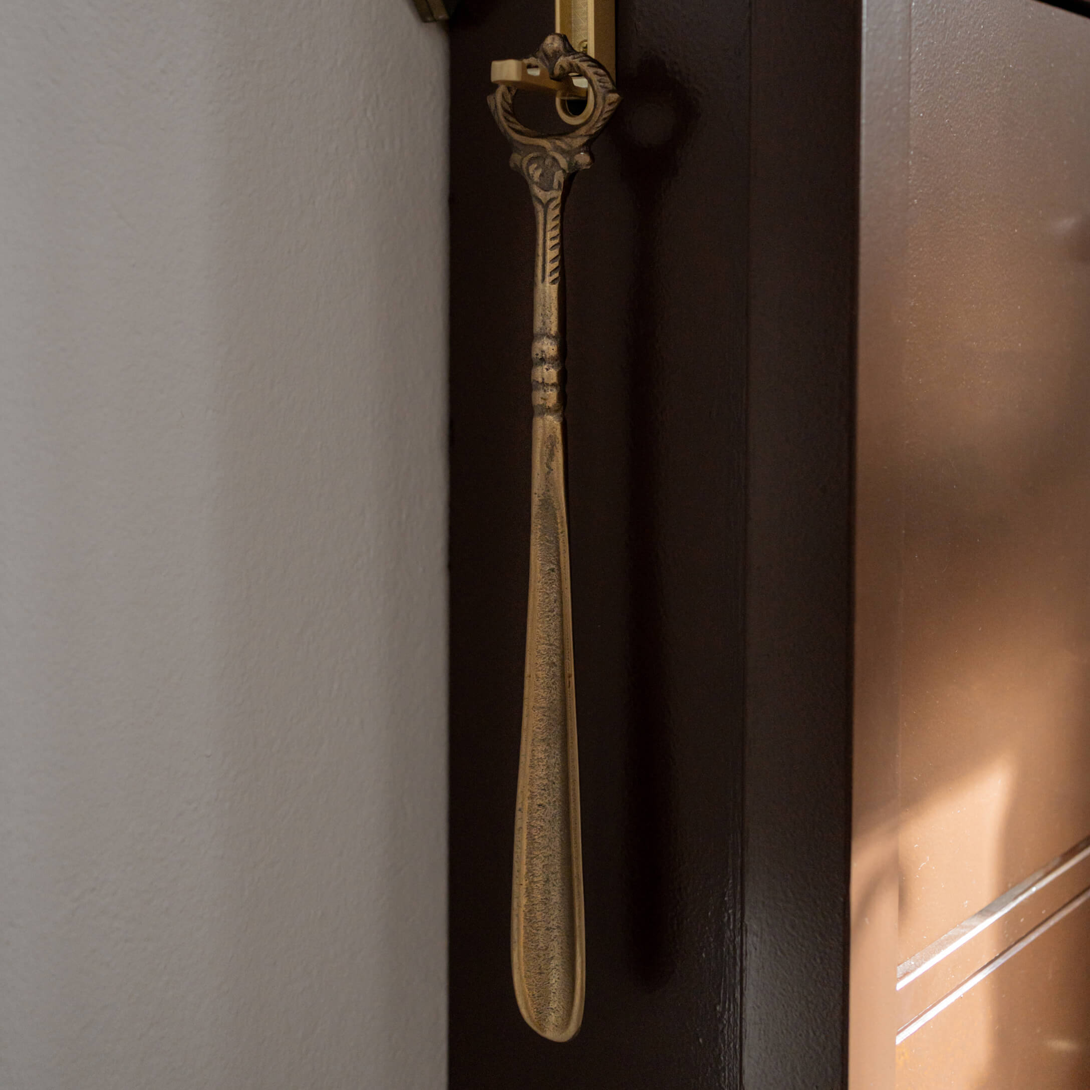 Gouden metalen schoenlepel met decoratieve handgreep, praktisch huishoudelijk hulpmiddel