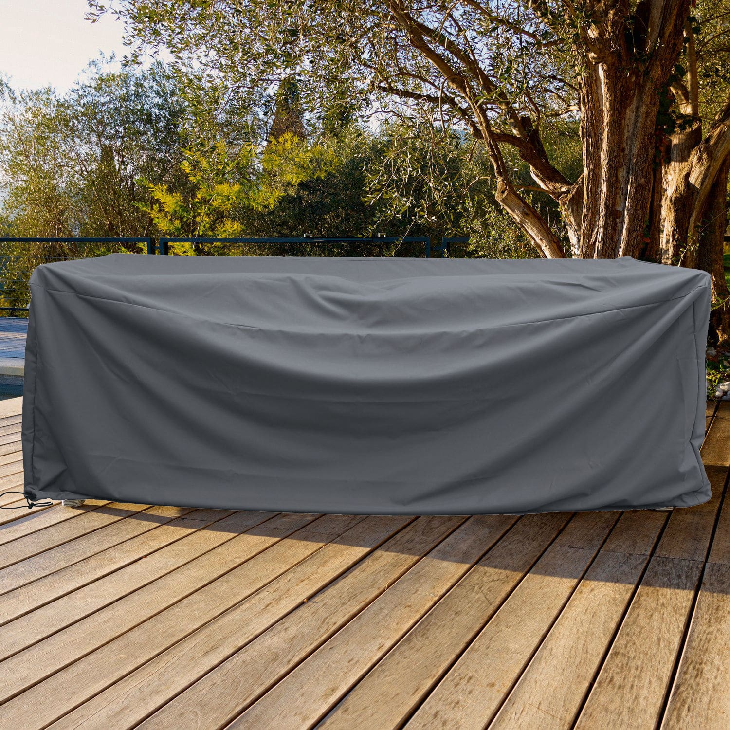 Housse de protection grise imperméable pour mobilier de jardin en tissu résistant sur terrasse en bois